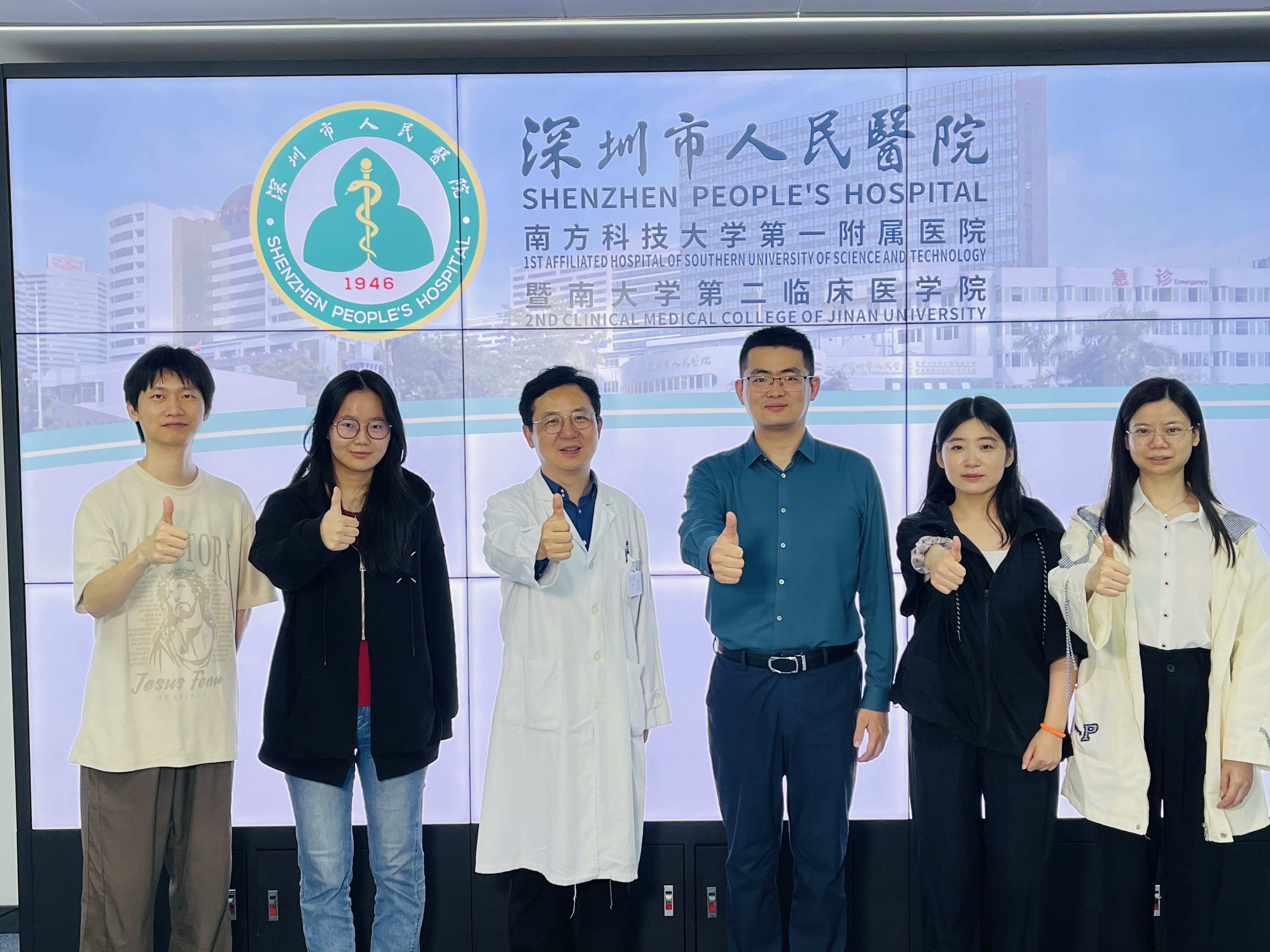 A group photo of Dr. WU Mingxiang (third left) from Shenzhen People’s Hospital; Assistant Professor CHEN Hao (third right), MPhil student XIN Yi (second left) and other team members from HKUST.