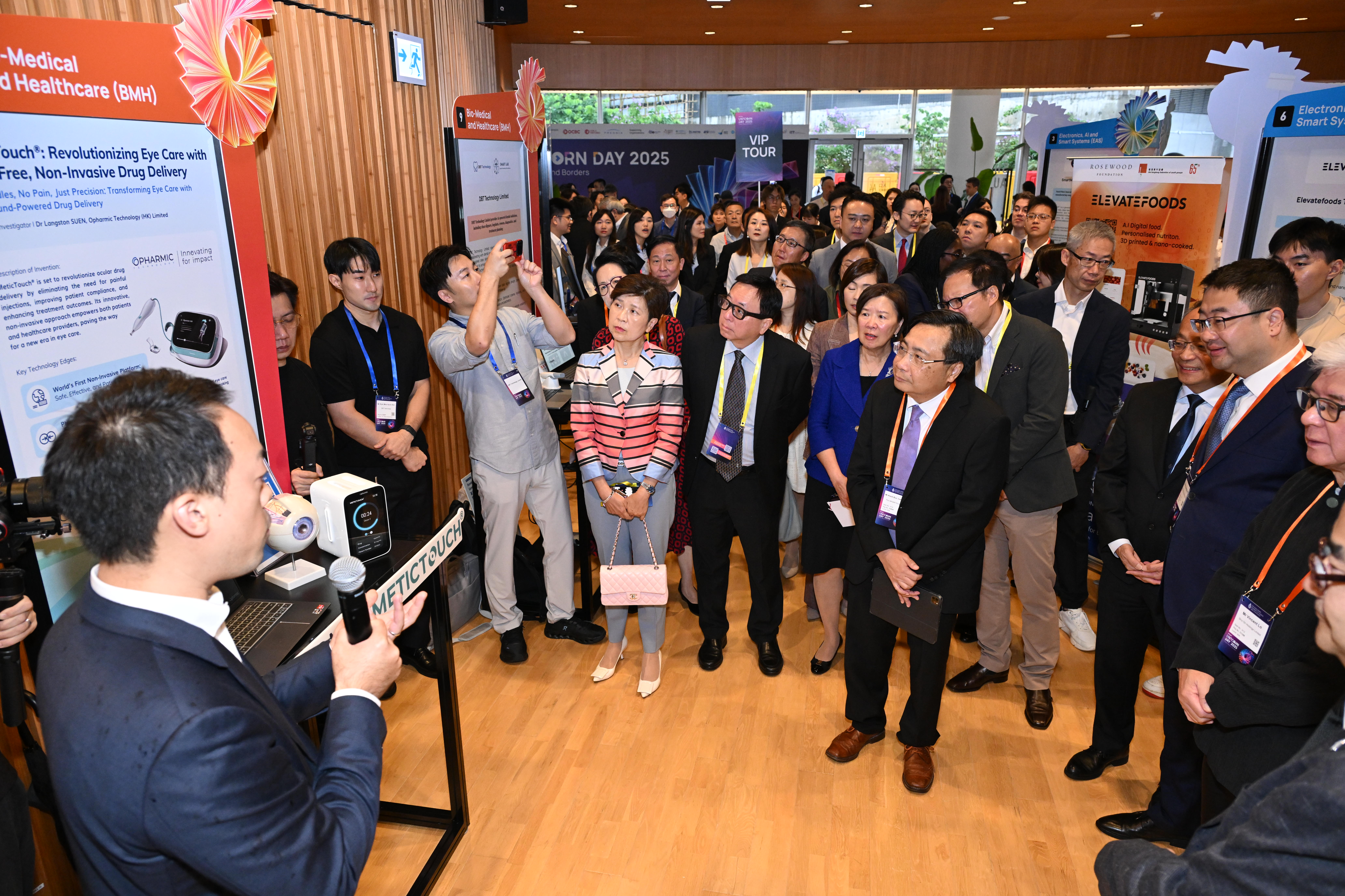 Distinguished guests learn about the latest HKUST inventions.