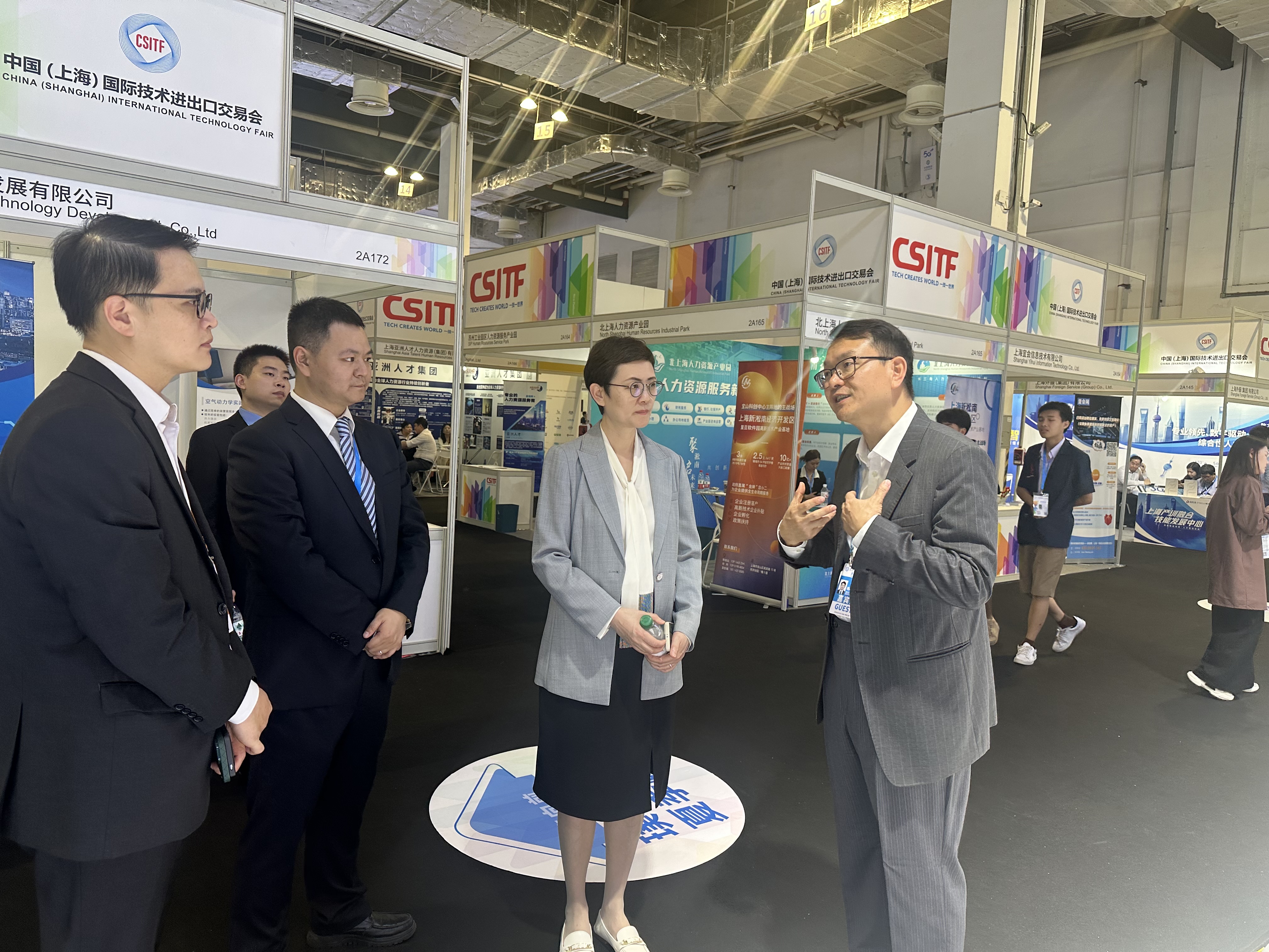 港科大上海中心主任楊暘教授（右）接待上海市商務委員會副主任周嵐（中）一行。