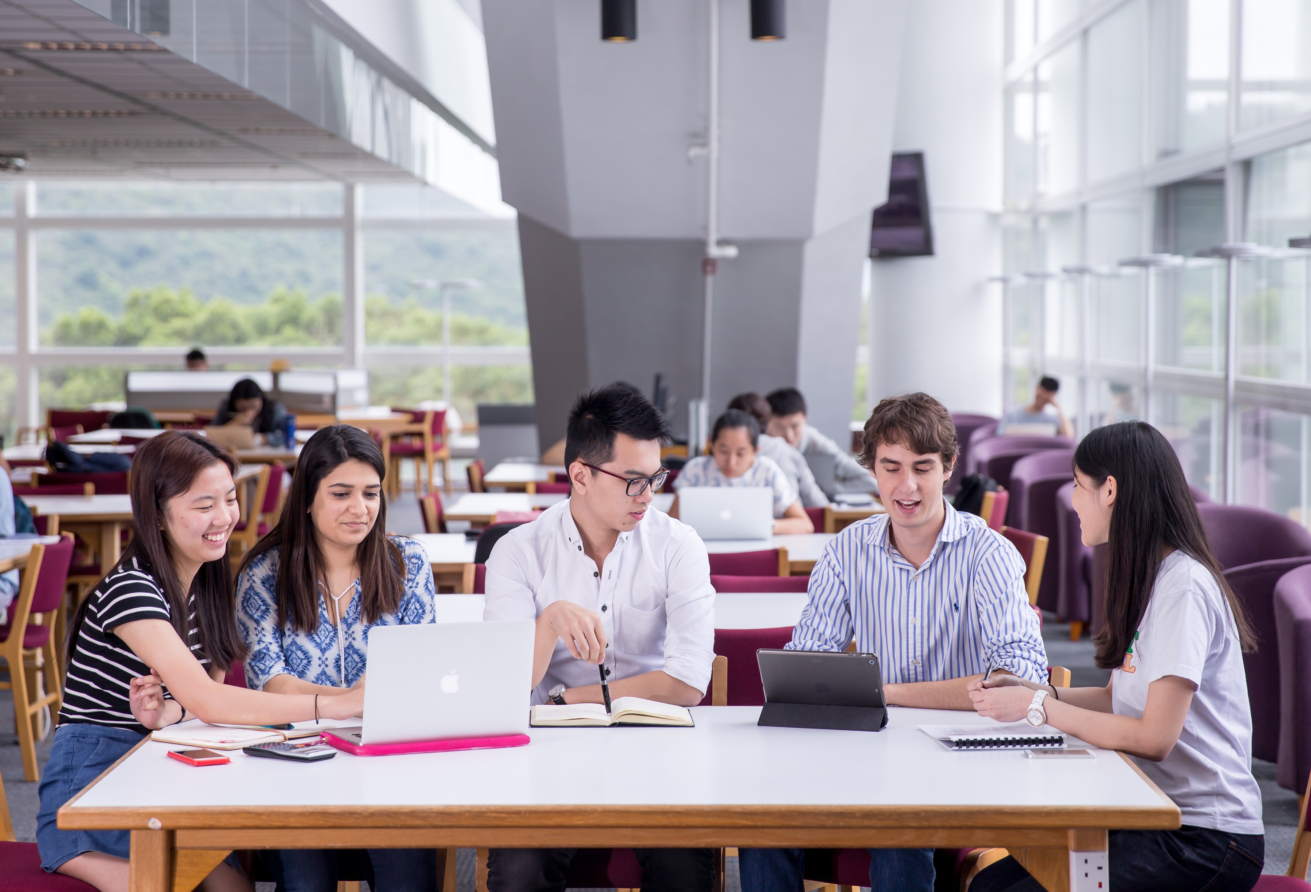 HKUST attracts top minds worldwide, with faculty and students representing 40+ and 80+ countries and regions, respectively.