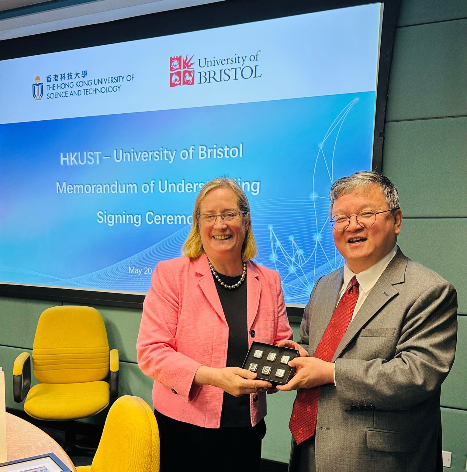 HKUST Provost Prof. GUO Yike (right) presents a HKUST souvenir to University of Bristol Vice-Chancellor and President Prof. Evelyn WELCH (left).