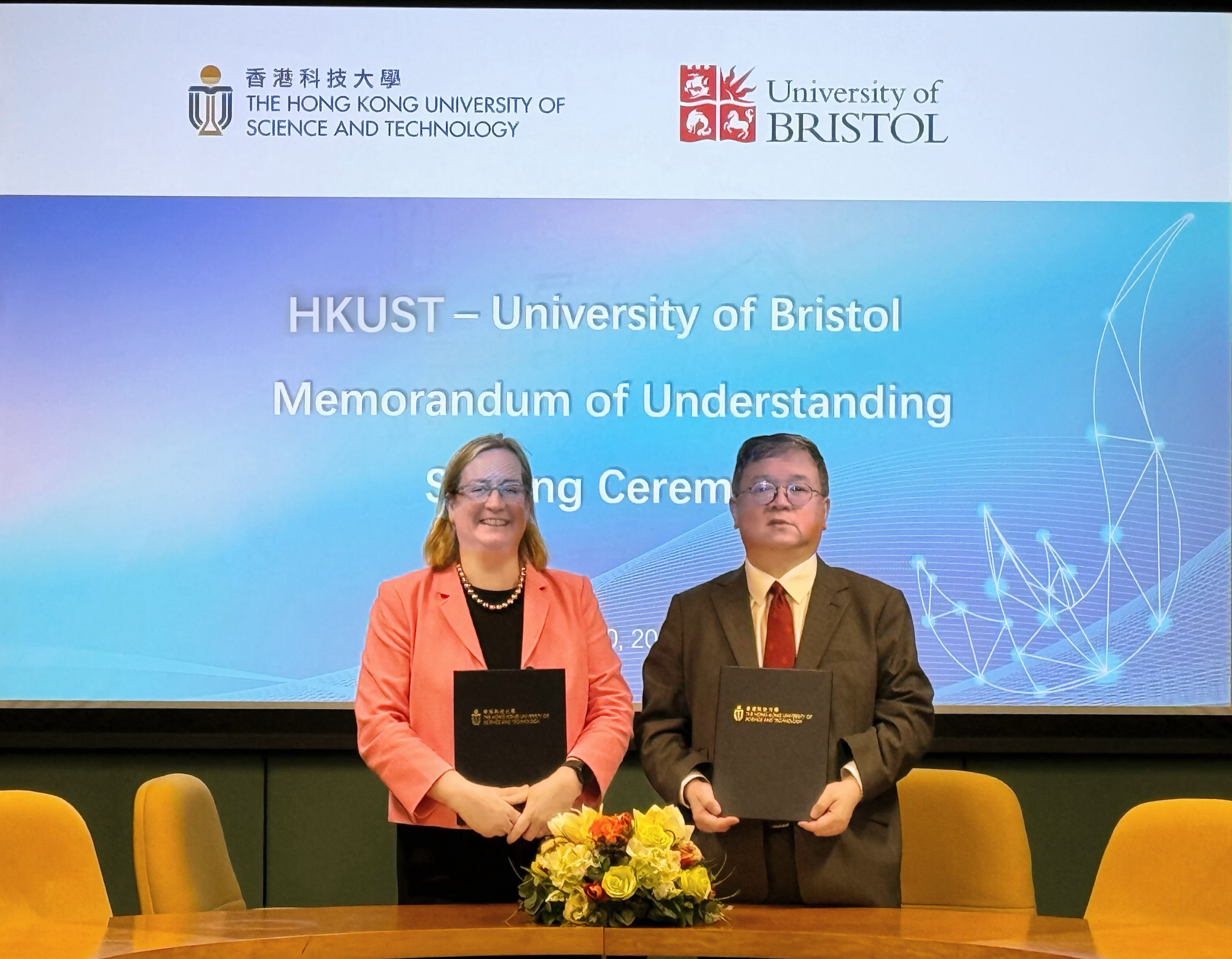 HKUST Provost Prof. GUO Yike (right) and University of Bristol Vice-Chancellor and President Prof. Evelyn WELCH (left) sign an MoU and a Global Knowledge Network agreement.