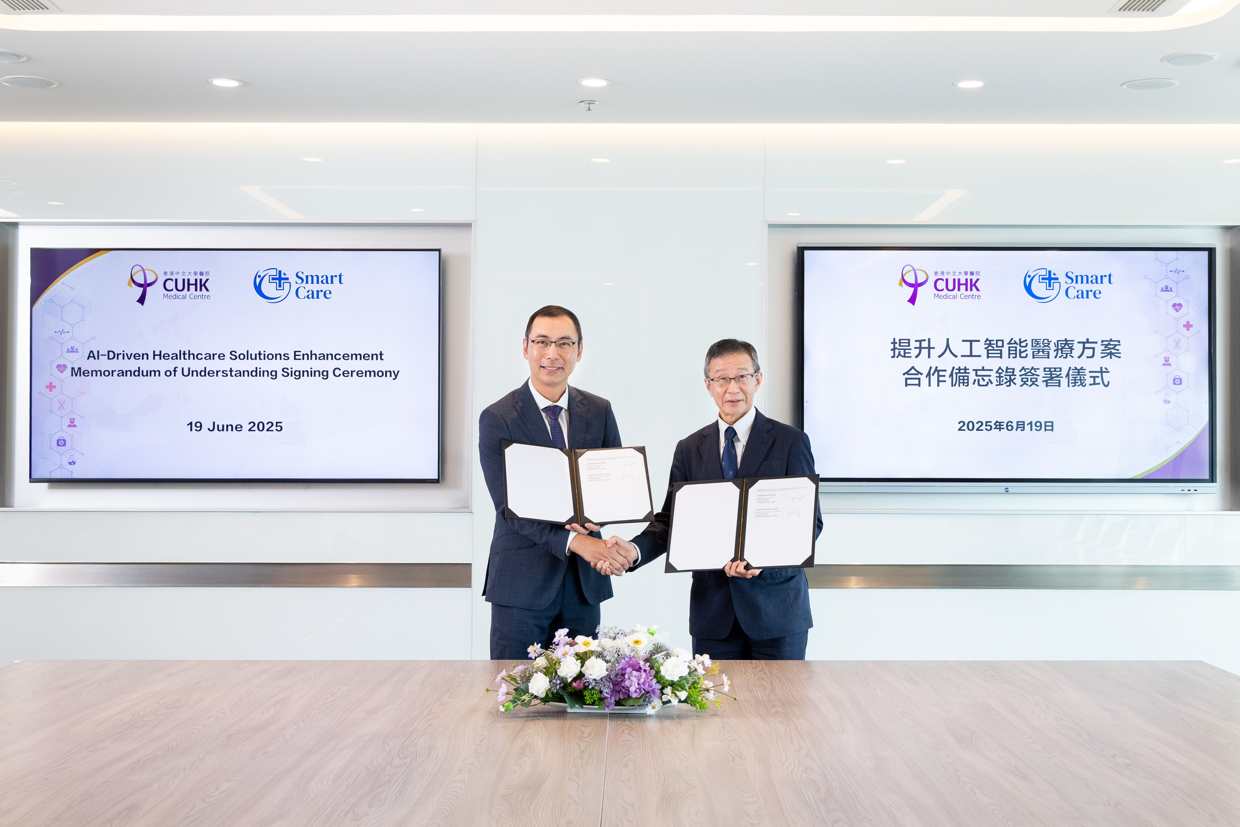 Dr. Justin CHENG, Chief Executive Officer and Co-founder of SmartCare (left) and Dr. FUNG Hong, Chief Executive Officer of CUHK Medical Centre, sign the Memorandum of Understanding.