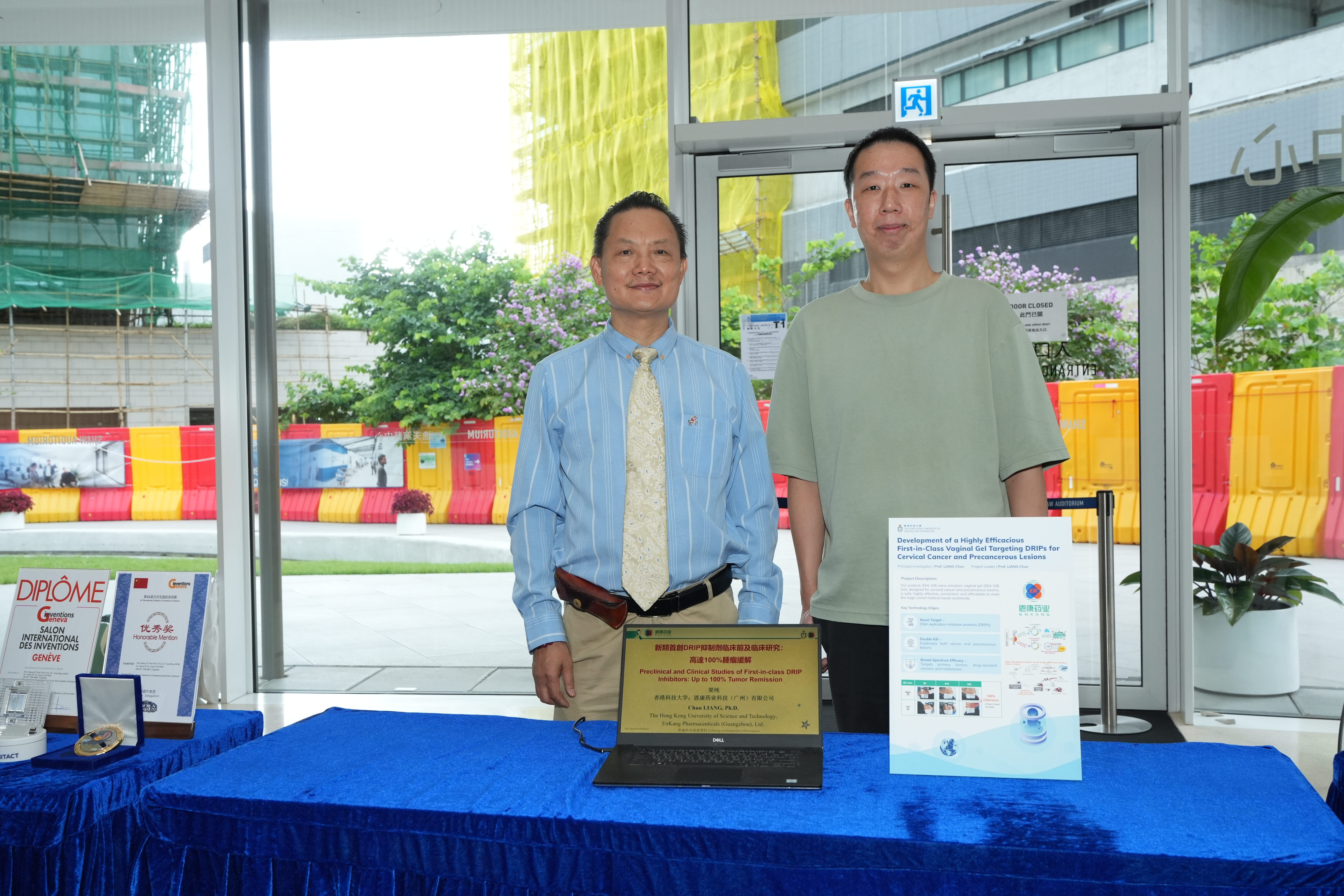 Project 3: The “Development of a Highly Efficacious First-in-Class Vaginal Gel Targeting DRIPs for Cervical Cancer and Precancerous Lesions”.  A group photo of Principal investigator Prof. LIANG Chun, Division of Life Science at HKUST (left) and his Postdoctoral Fellow Marco CHEUNG Man-Hei (right).  