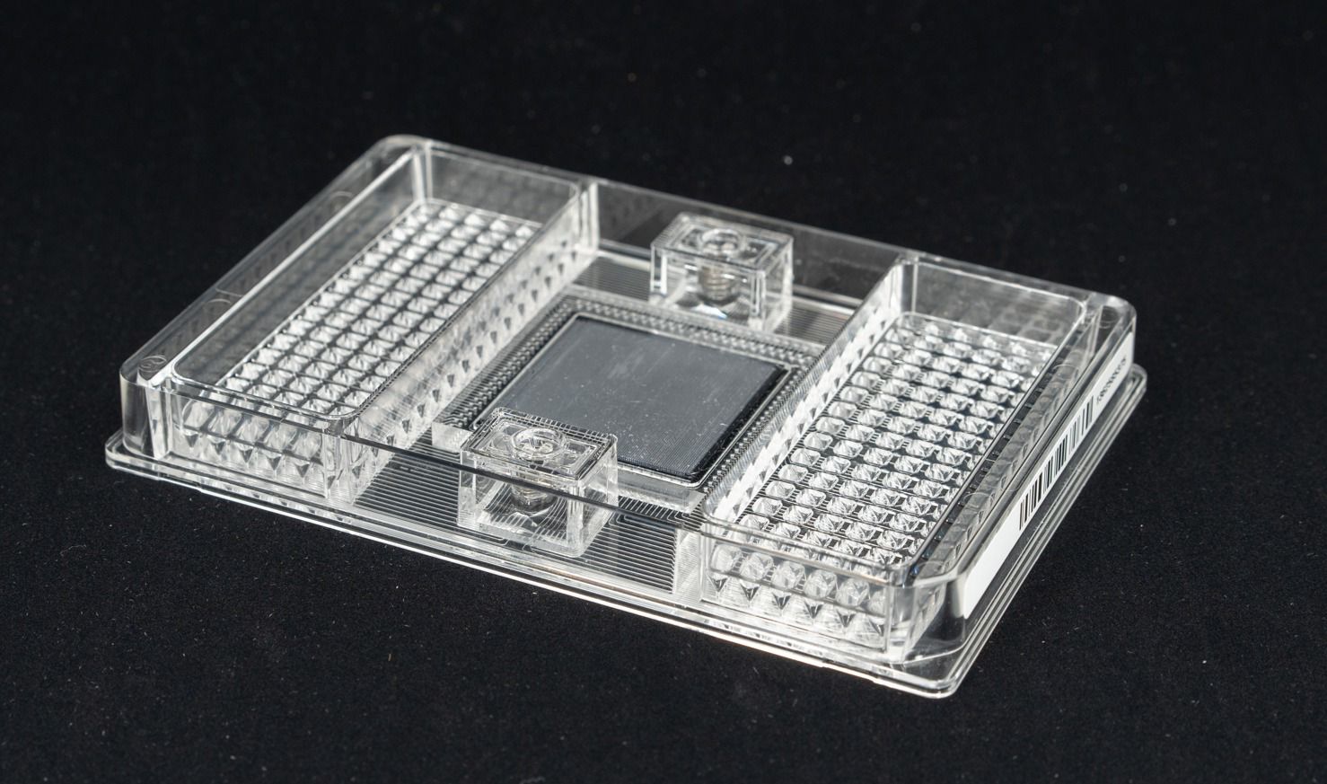 The team has developed world’s first comprehensive multi-protein AD blood test and identified 22 key biomarkers for AD. Combined with proprietary machine learning algorithms, the technology achieves a detection accuracy rate of up to 96%, achieving ultra-sensitive, highly specific and low false positive/negative rate in detecting the disease early. A photo of ultrasensitive blood protein biomarker analysis chip. The team has developed world’s first comprehensive multi-protein AD blood test and identified 22