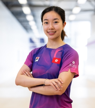 吳詠琳是工商管理學院四年級學生，將出戰世大運女子單打、雙打、混雙及團體賽。她目前在世界女雙排名位列第11位，曾於成都世界盃賽事中勇奪銅牌。 