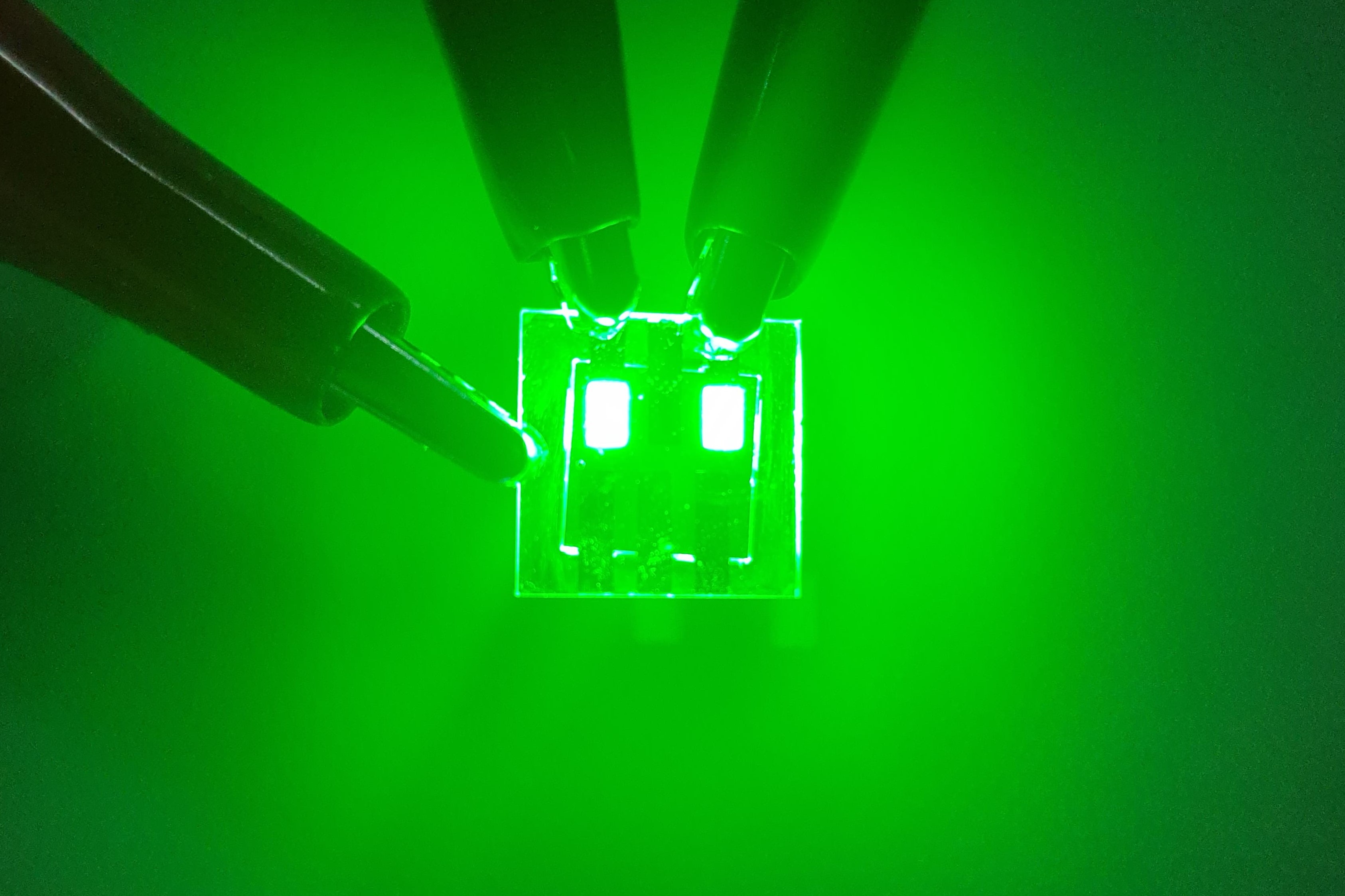 The team has developed remarkably efficient and bright green-emitting QRLED. It shines three times brighter than older QRLEDs, achieving record peak luminance levels.
