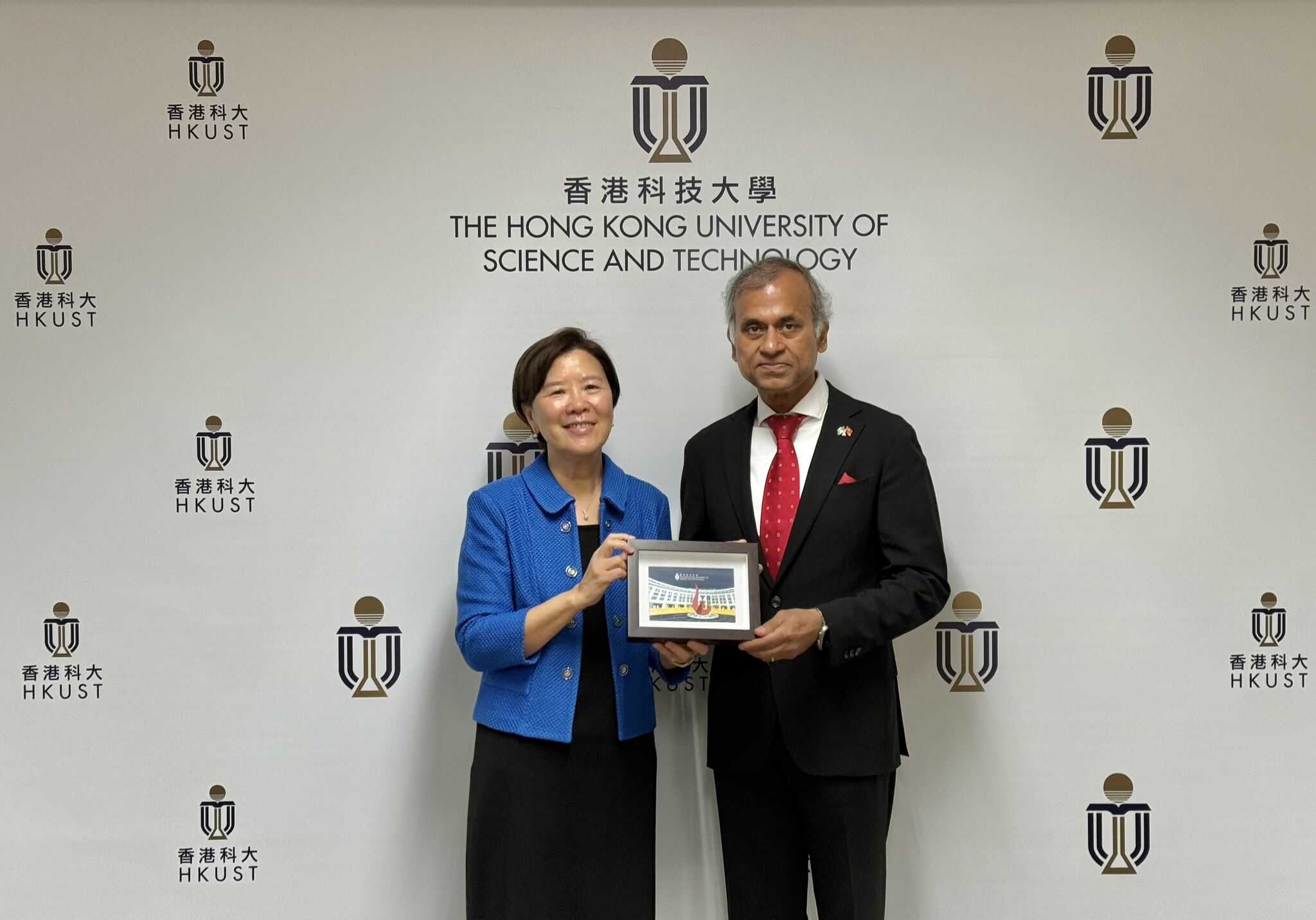 HKUST President Nancy IP (left) presents a HKUST souvenir to United Nations Resident Coordinator in China Siddharth CHATTERJEE (right).
