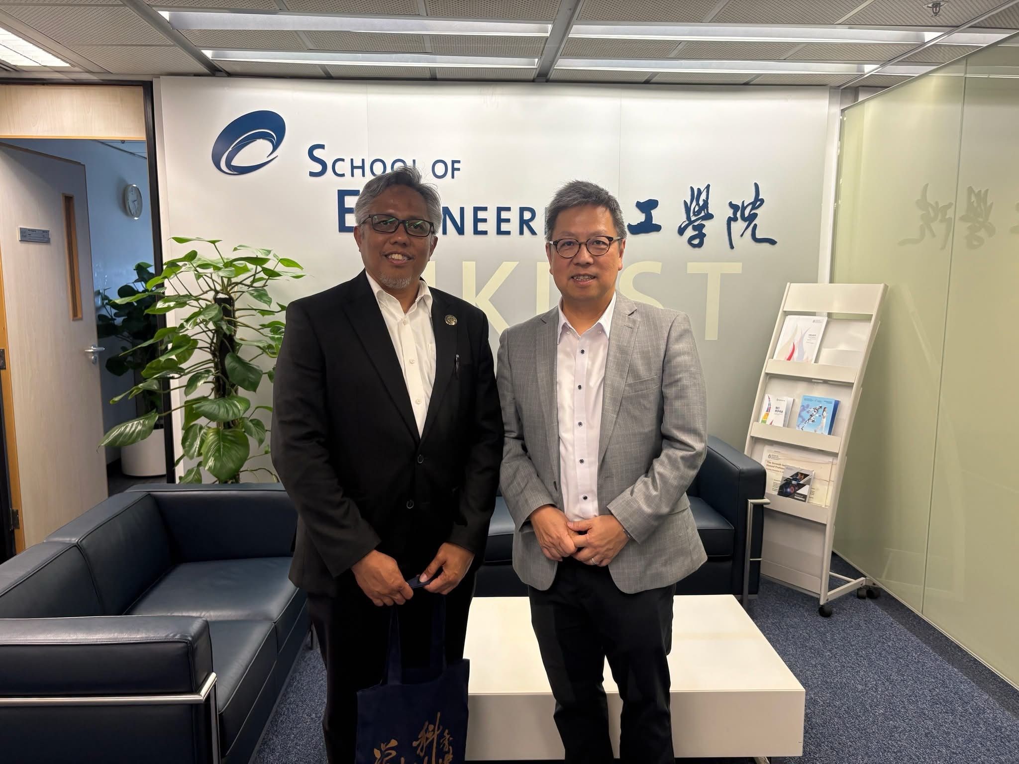 HKUST Dean of Engineering Prof. Hong K. LO (right) explores potential academic collaborations with Prof. Tatacipta DIRGANTARA.