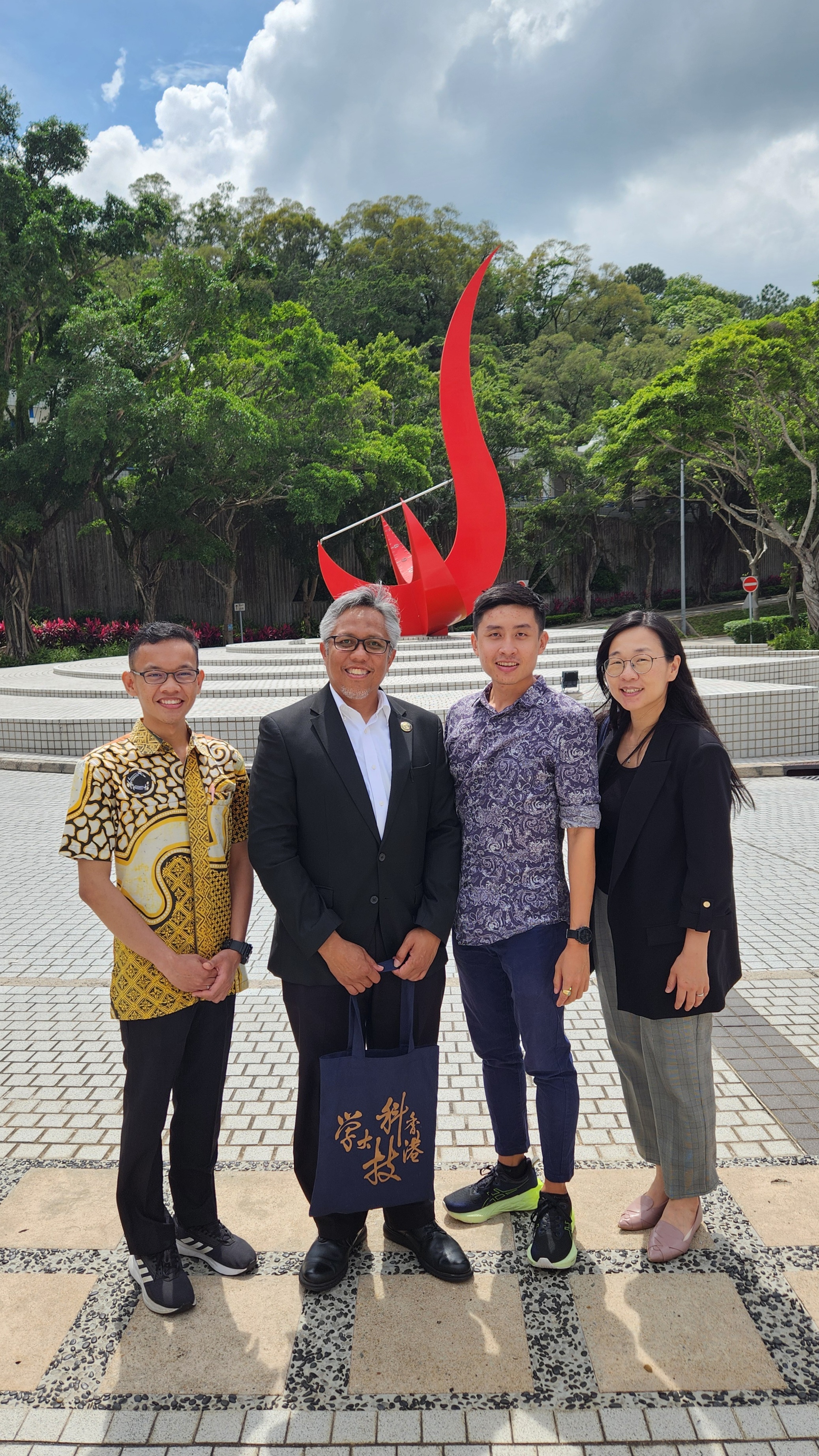 Prof. Tatacipta DIRGANTARA meets with ITB graduates who are currently pursuing postgraduate studies at HKUST to understand their experience at HKUST.