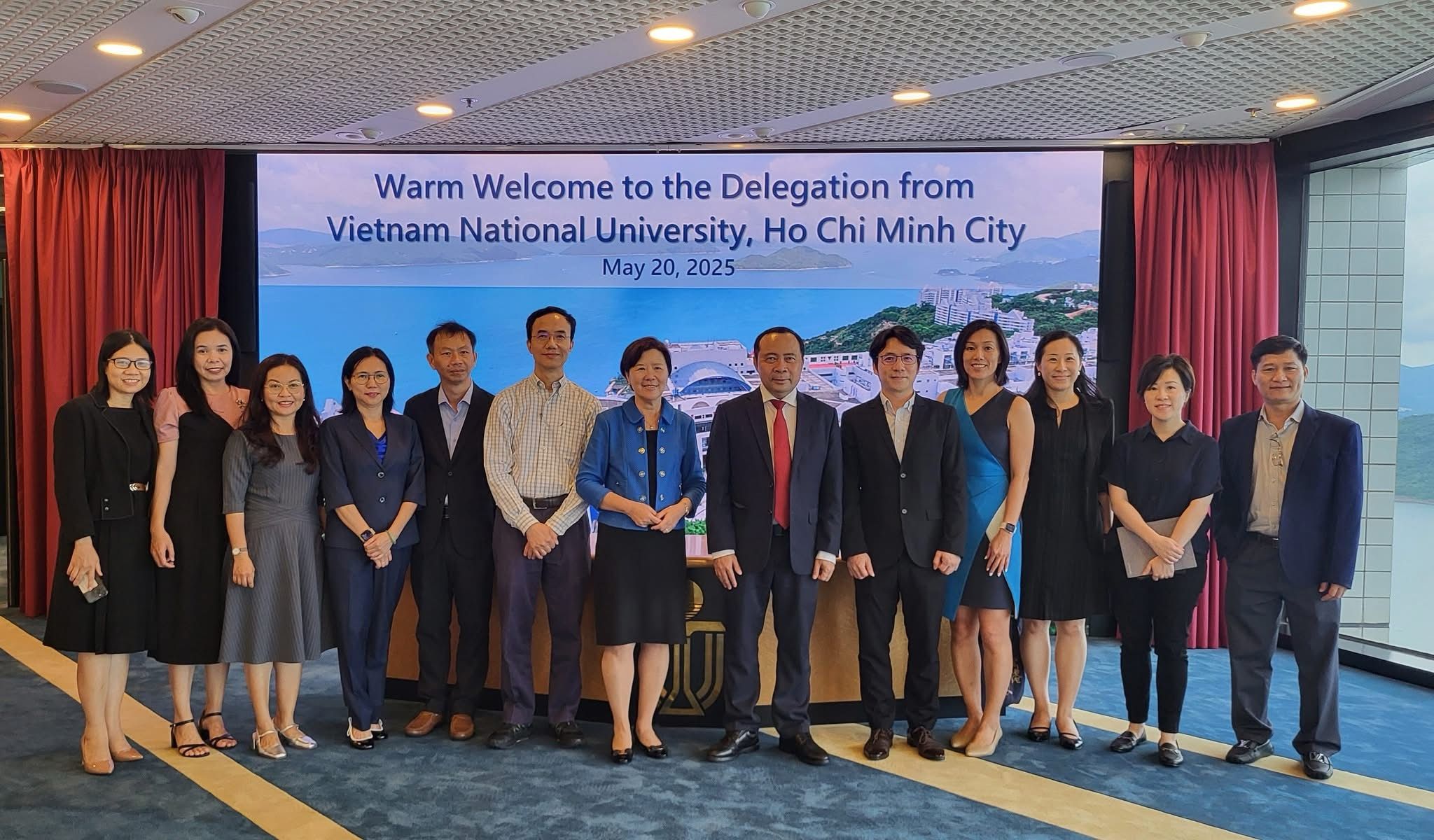 HKUST President Prof. Nancy IP (center) welcomes the delegation from Vietnam National University Ho Chi Minh City (VNU-HCMC), led by Chancellor Prof. Vu Hai QUAN (sixth right), to the campus.