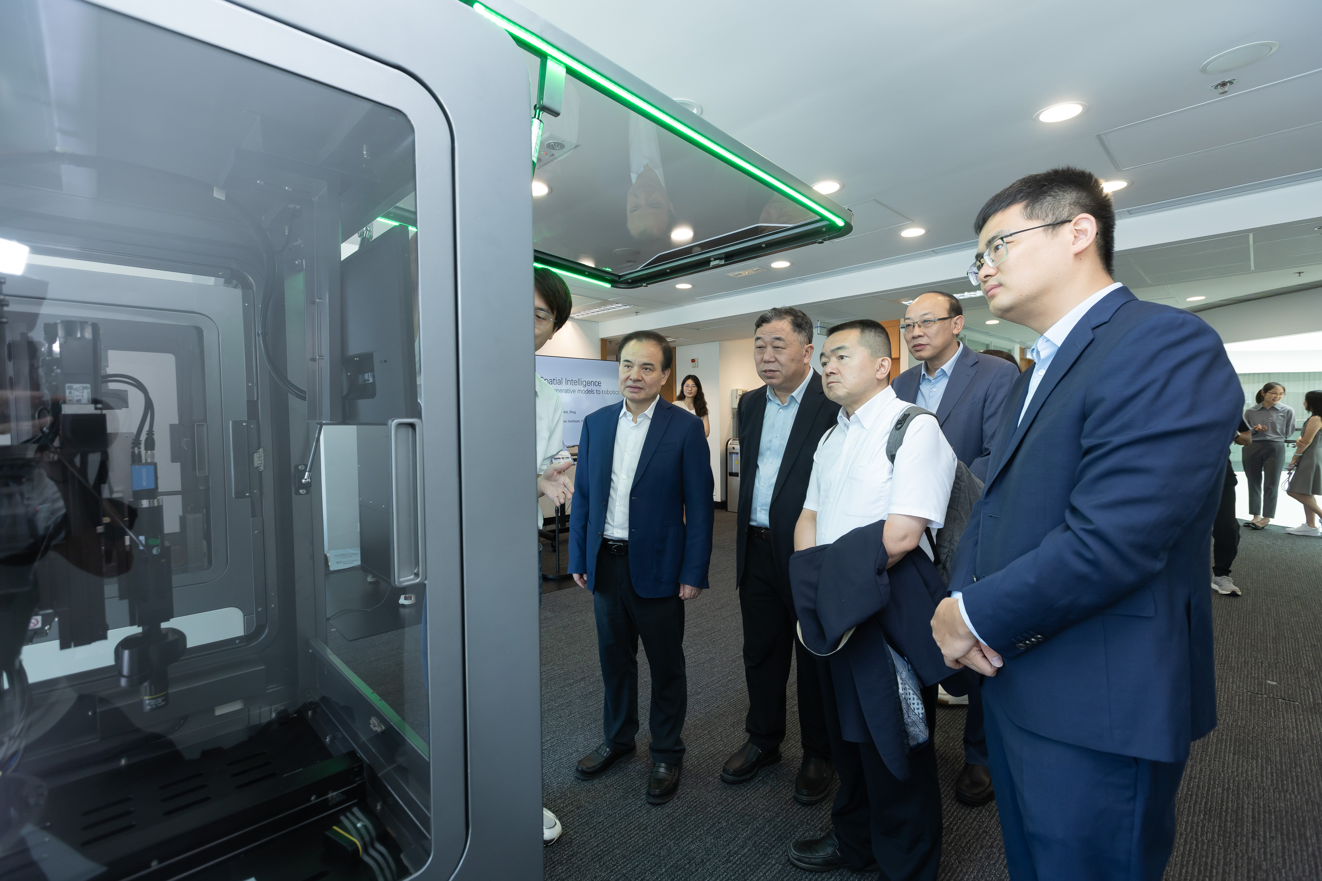 Co-Director of the “Collaborative Center for Medical and Engineering Innovation,” Prof. CHEN Hao, leads the delegation to visit HKUST’s Von Neumann Institute.