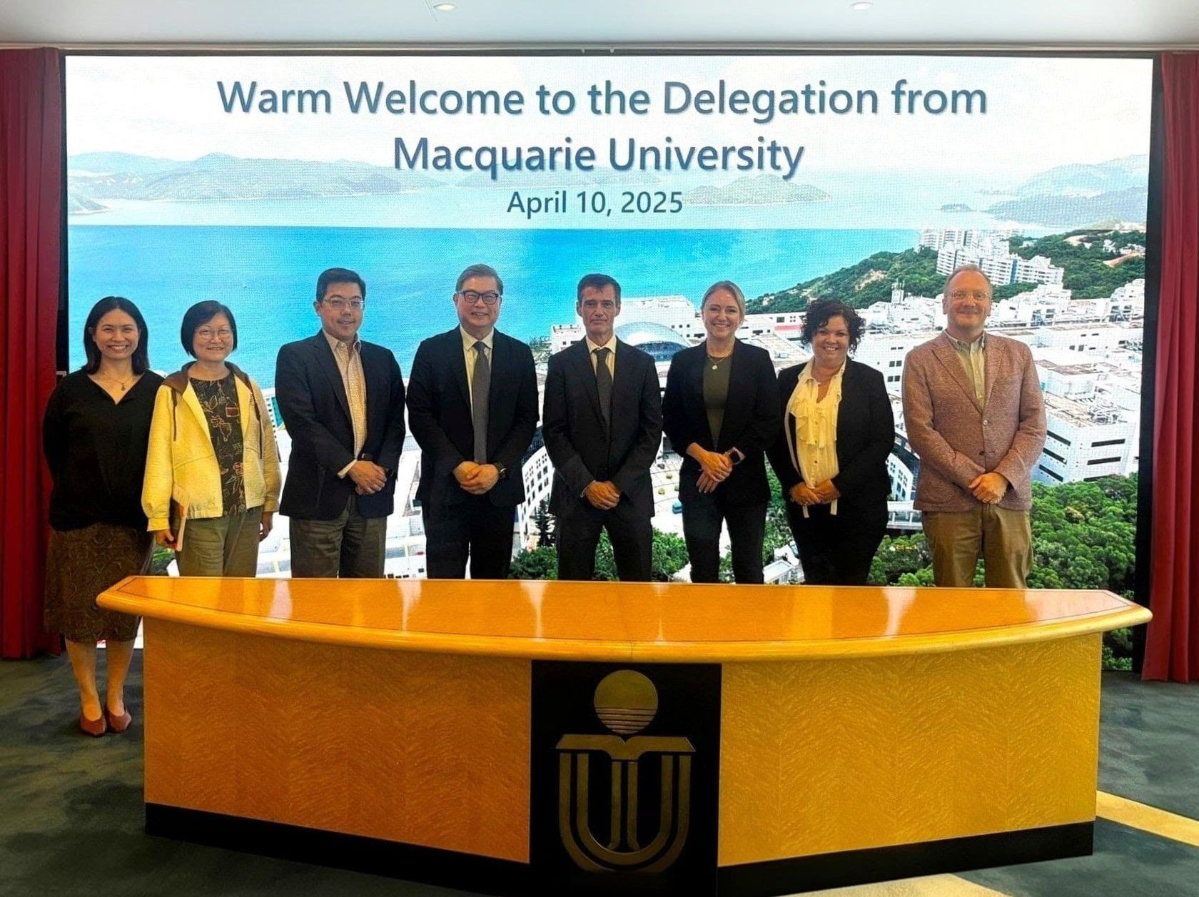 HKUST Vice-President for Administration and Business and Acting Vice-President for Institutional Advancement Prof. Kar Yan TAM (forth left) welcomes a delegation from the Macquarie University led by Pro Vice-Chancellor (Graduate Research) Prof. Simon HANDLEY (forth right).