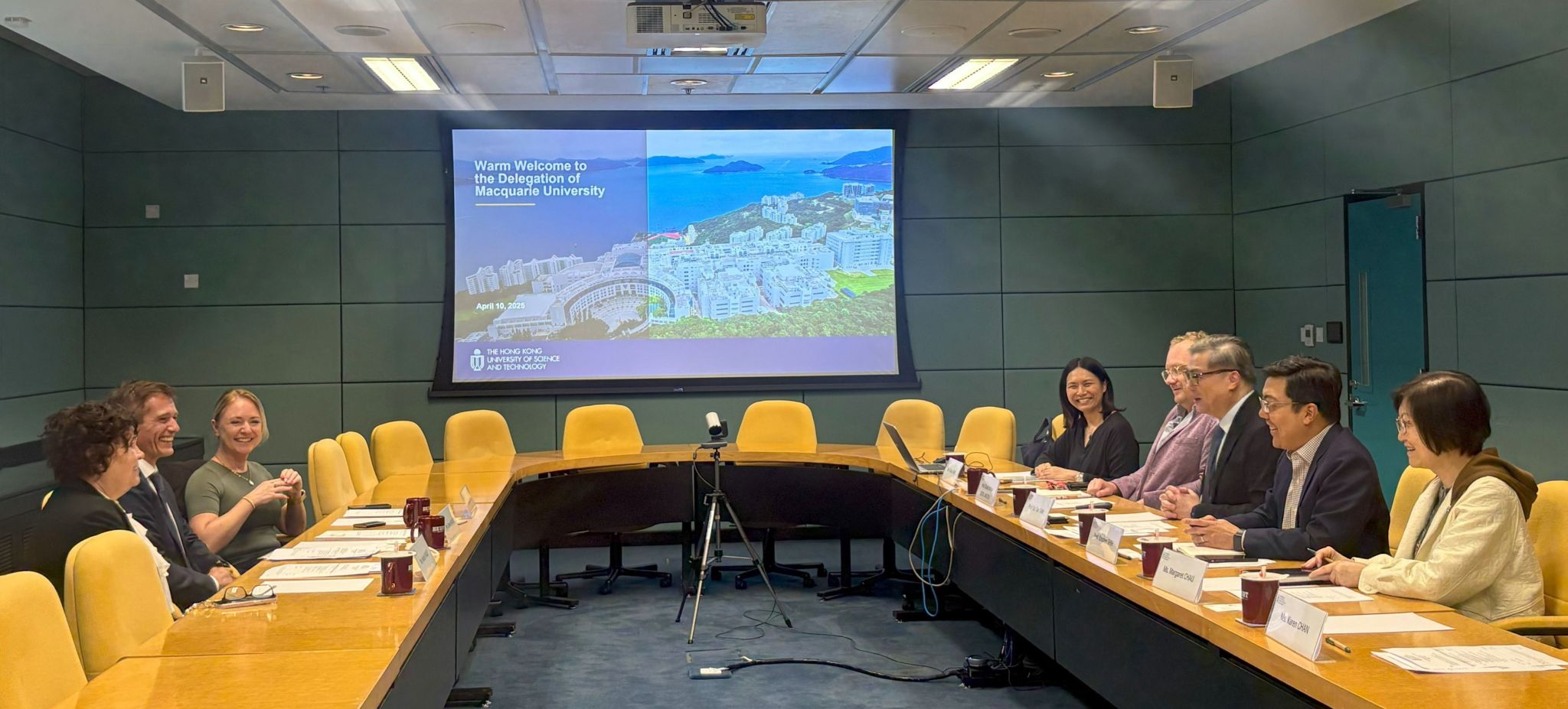 HKUST team has a productive meeting with the Macquarie University delegation.