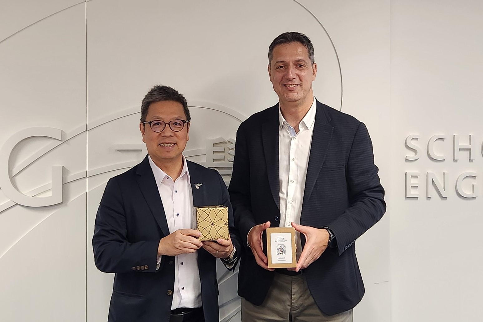 HKUST Dean of Engineering Prof. Hong LO (left) exchanges souvenir with Koç University Vice President for Research and Innovation Prof. Hakan ÜREY (right).