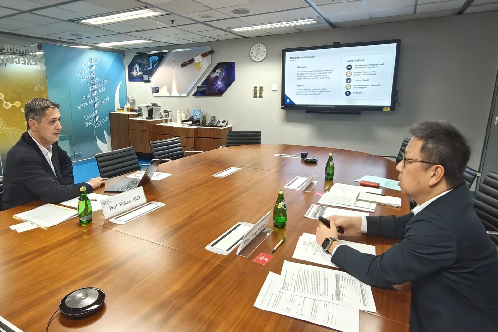 Prof. Hong LO (right) explores research collaboration opportunities with Prof. Hakan ÜREY (left).