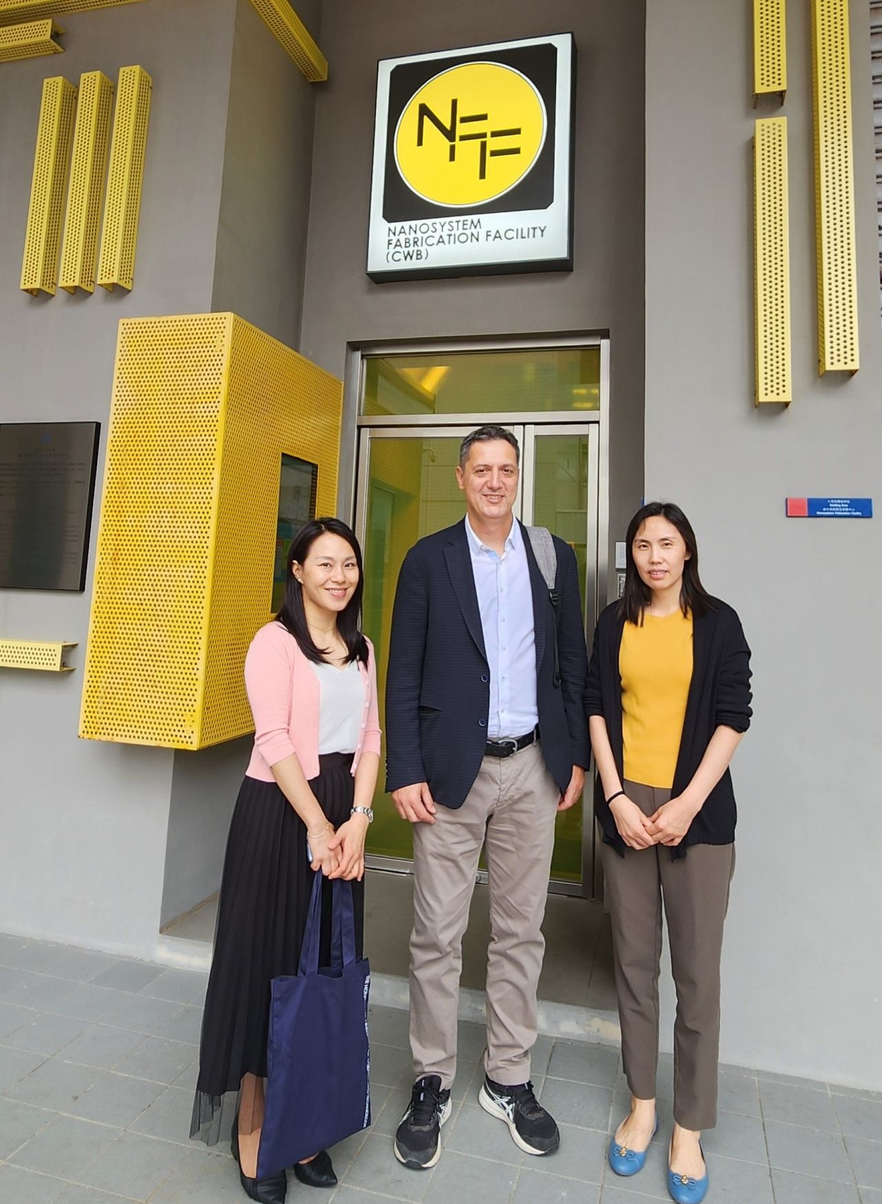 The Assistant Director of Dr. Tai-chin LO Nanosystem Fabrication Facility Dr. Shuyun ZHAO (right) curates a tour for Prof. Hakan ÜREY (center).
