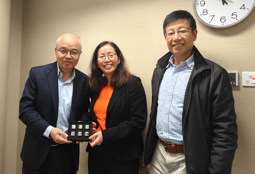 HKUST Vice-President for Institutional Advancement Prof. Yang WANG (left) and Chair Professor of the Division of Life Science Prof. Ting XIE present a souvenir to University of Bristol Associate Pro-Vice Chancellor (Internationalisation) Prof. Liang-Fong WONG (center).
