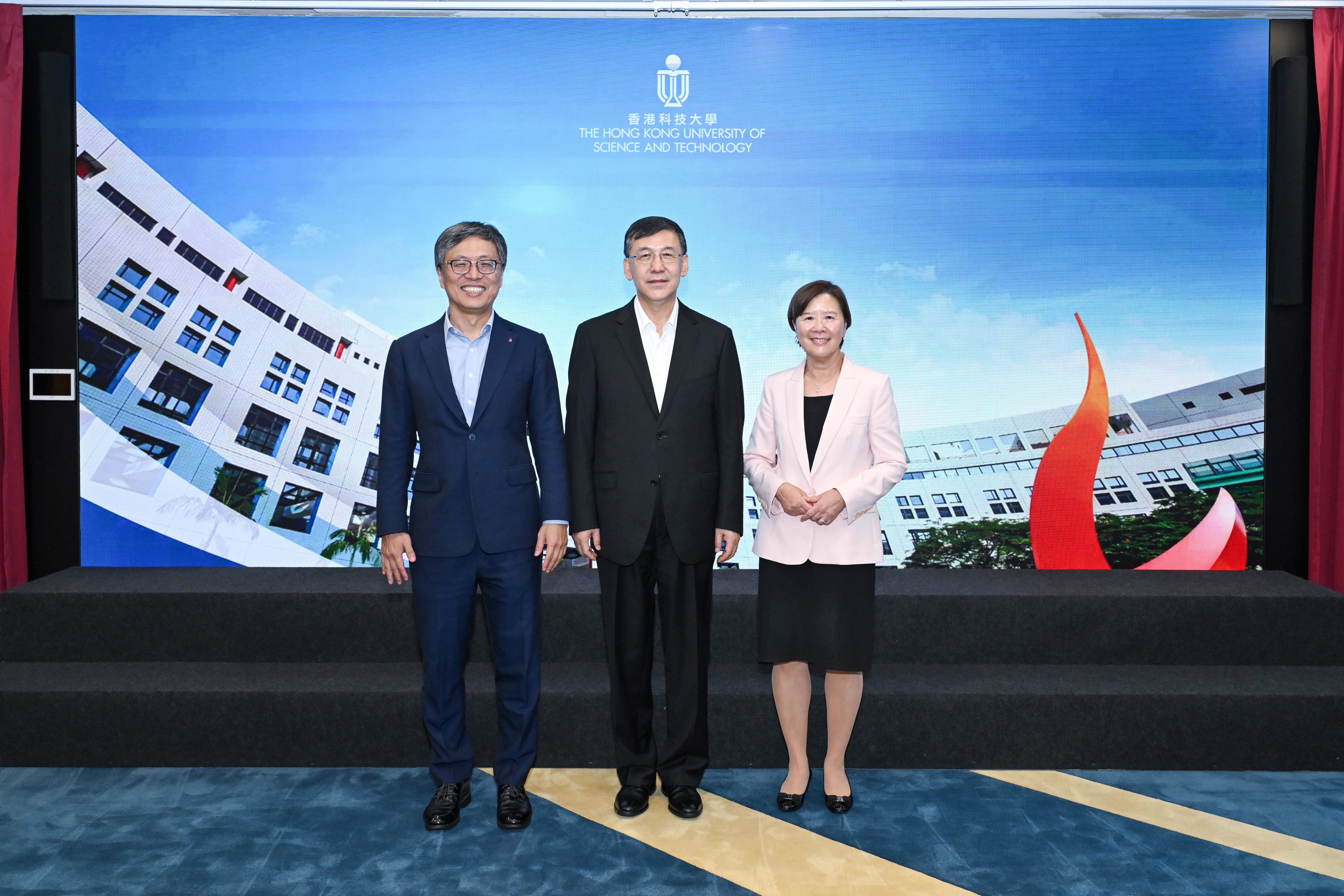 國家科技部部長陰和俊（中）與科大校董會主席沈向洋教授（左）及校長葉玉如教授（右）合影留念