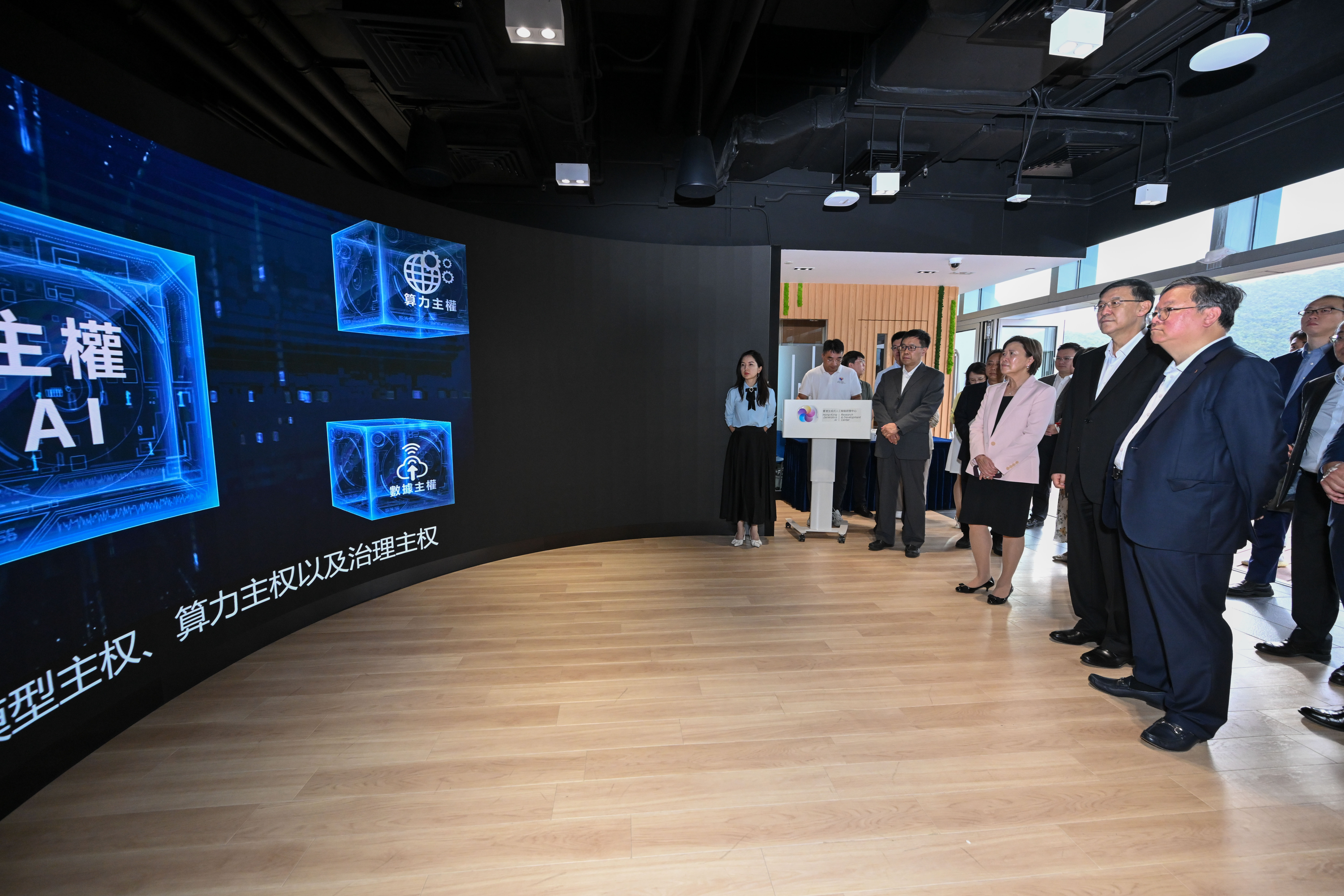 代表團參觀科大香港生成式人工智慧研發中心（HKGAI），並聽取科大首席副校長兼HKGAI中心主任郭毅可教授(右一)介紹中心科研成果。