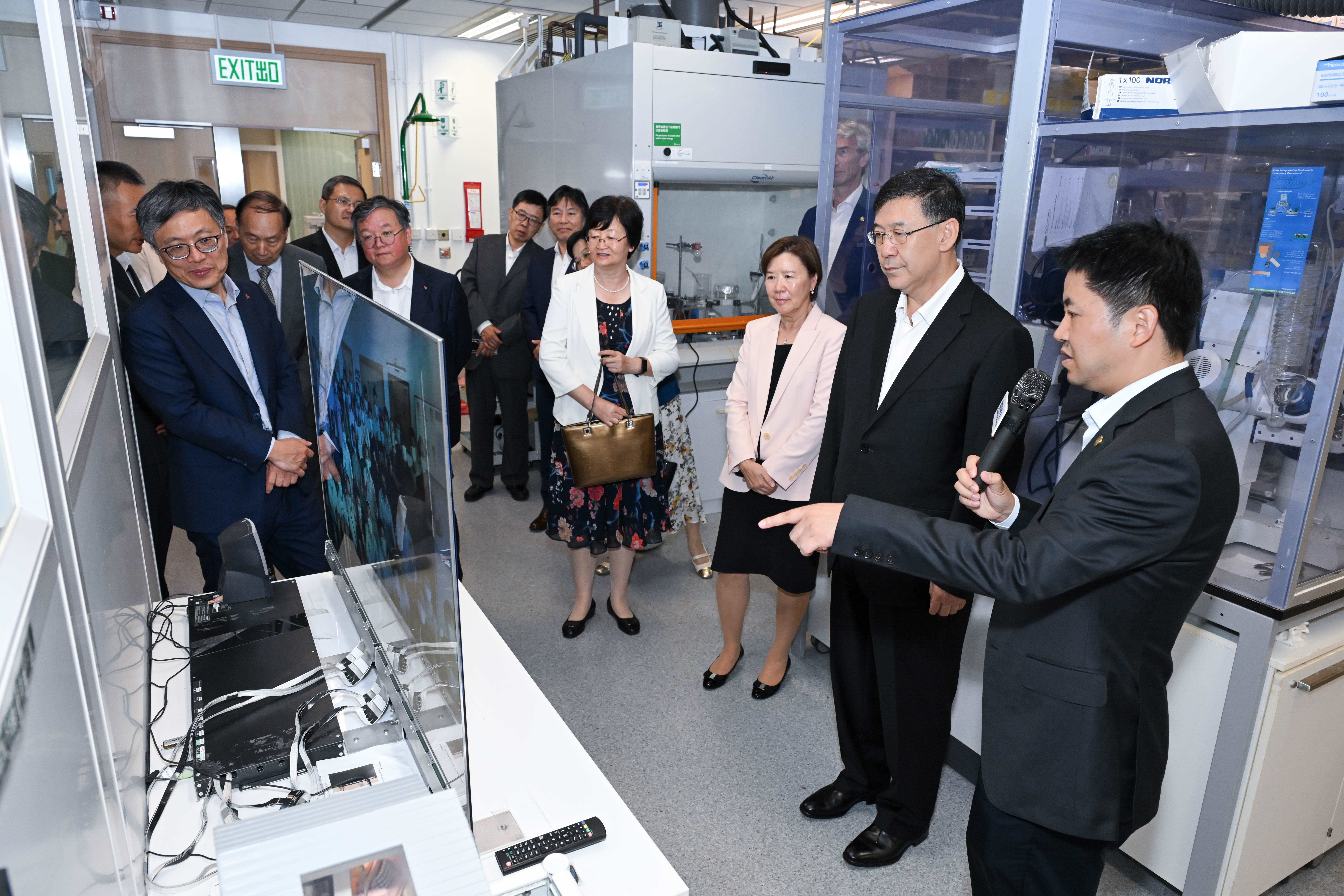 顯示與光電子全國重點實驗室聯席主任范智勇教授（右一） 向國家科技部部長陰和俊（右二）一行介紹實驗室最新研究進展。