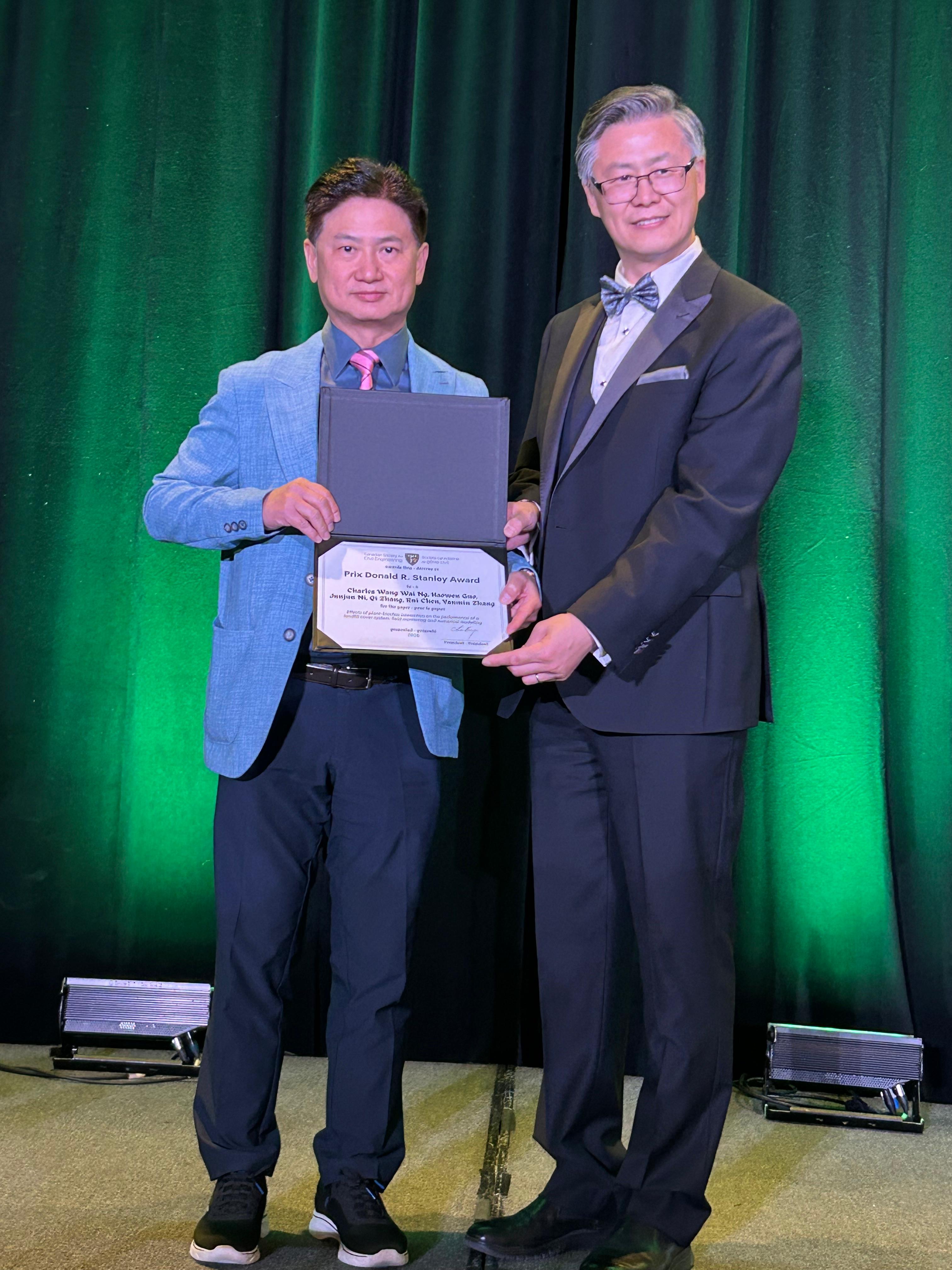 Prof. Ng (left) also received the Donald Stanley Award, presented annually for the best paper published in the Canadian Geotechnical Journal. 