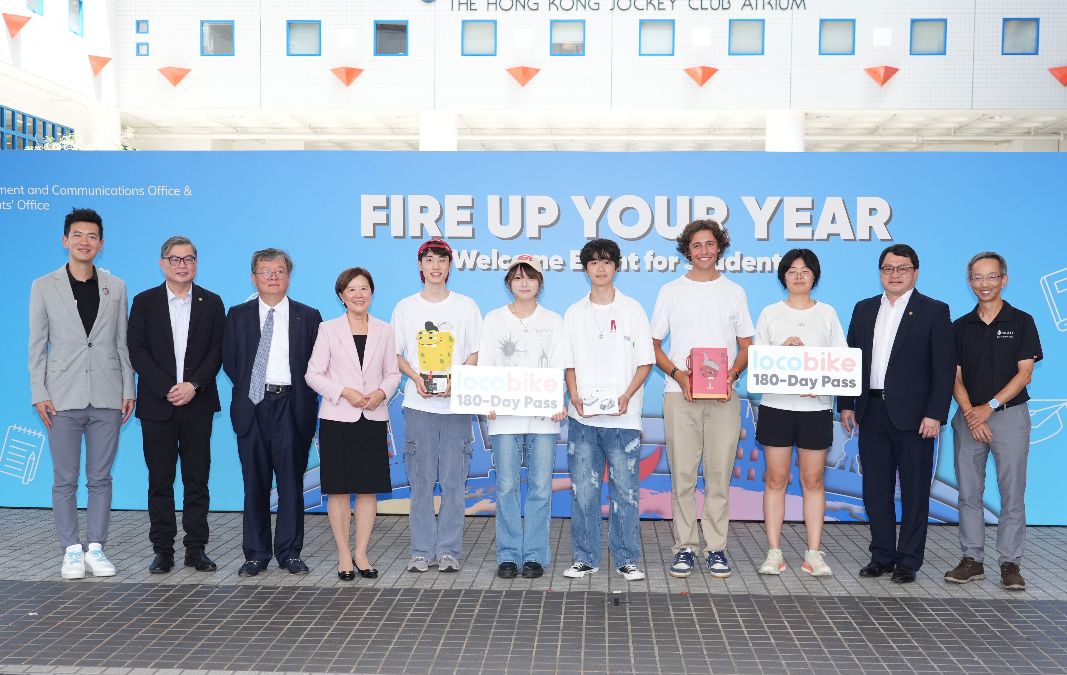 科大校長葉玉如教授（左四）連同首席副校長郭毅可教授（左三）、副校長（行政）譚嘉因教授（左二）、副校長（發展）鄺家陞工程師（右二）、校董會成員兼大學評議會主席曾建中先生（左一）及學務長梁伯和教授（右一），與勝出問答遊戲的同學大合照。