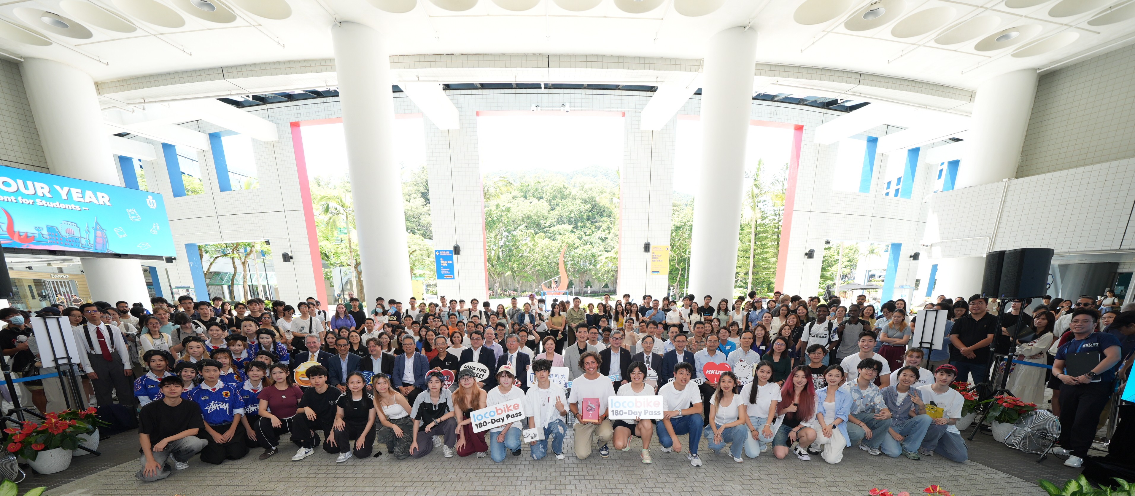 逾200名同學出席開學嘉年華，與現場一眾嘉賓合照。