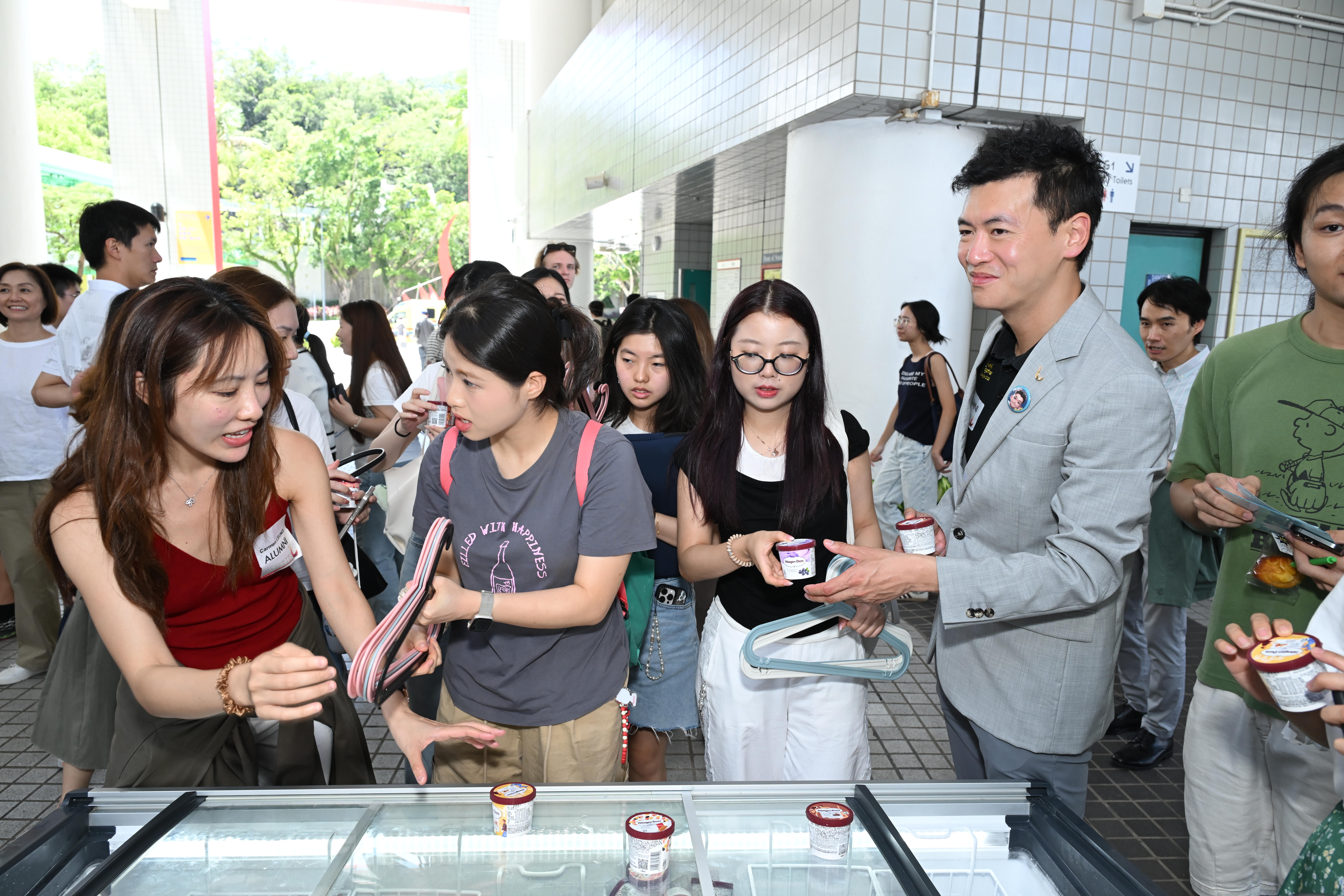 曾建中先生（右一）向同學派發雪糕。