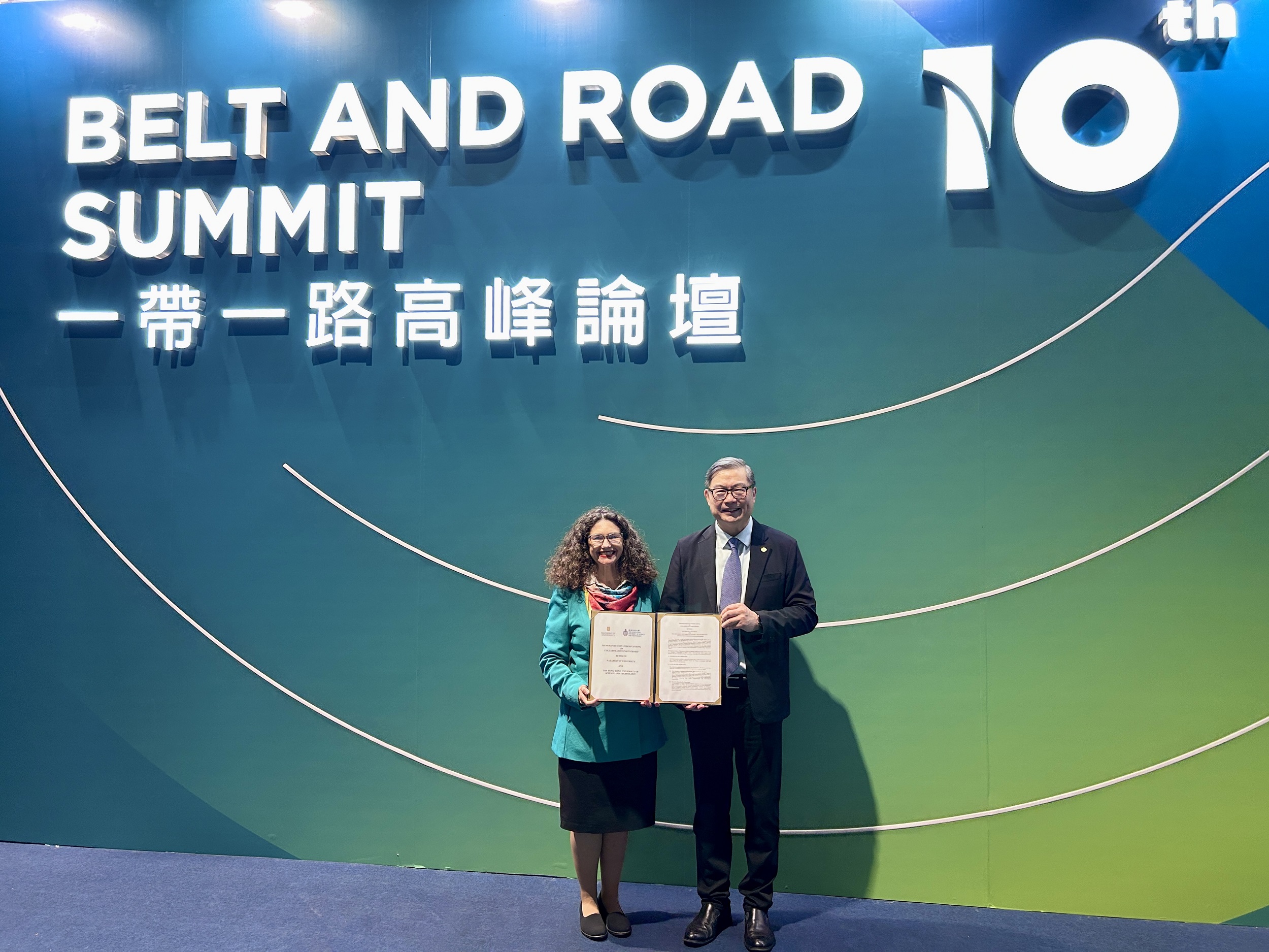 HKUST Vice-President for Administration and Business Prof. TAM Kar-Yan (right) and Acting Provost of Nazarbayev University Dr. Loretta O’DONNELL (left) sign a MoU to launch Asia’s First Joint Partnership Undergraduate Program in Eurasian Business