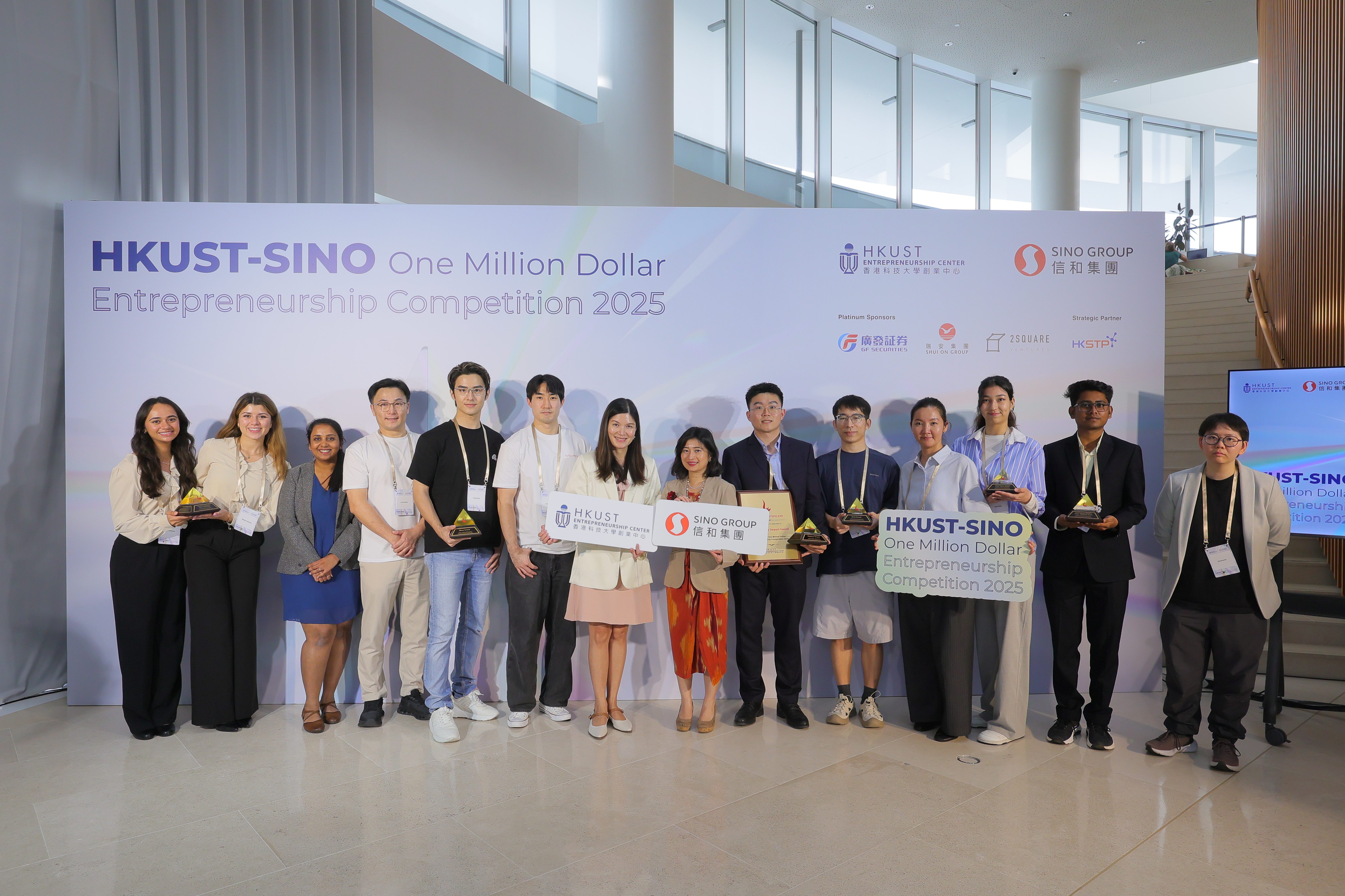 Ms Melanie KWOK, Deputy General Manager (Sustainability and Innovation) of Sino Group; Prof. Carrie LING, Director of the HKUST Entrepreneurship Center; and the winning teams posed for a group photo.
