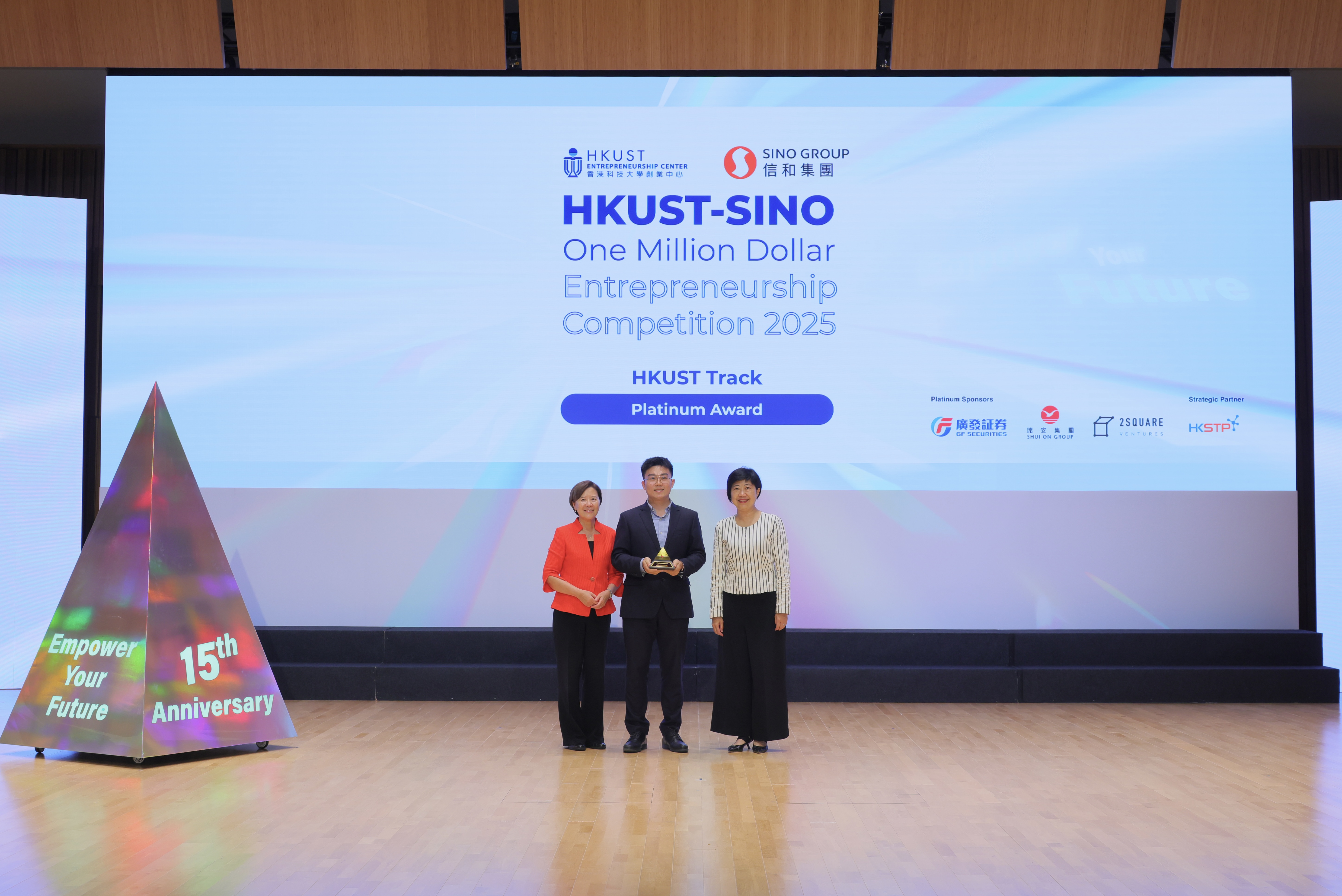 Prof. Nancy IP, HKUST President [first left] and Ms. Vivian LEE, Group General Manager (Corporate Marketing, Communications & Sustainability) of Sino Group [first right] presented the Platinum Award (Champion) of the HKUST Track to Stellerus Technology Limited. 