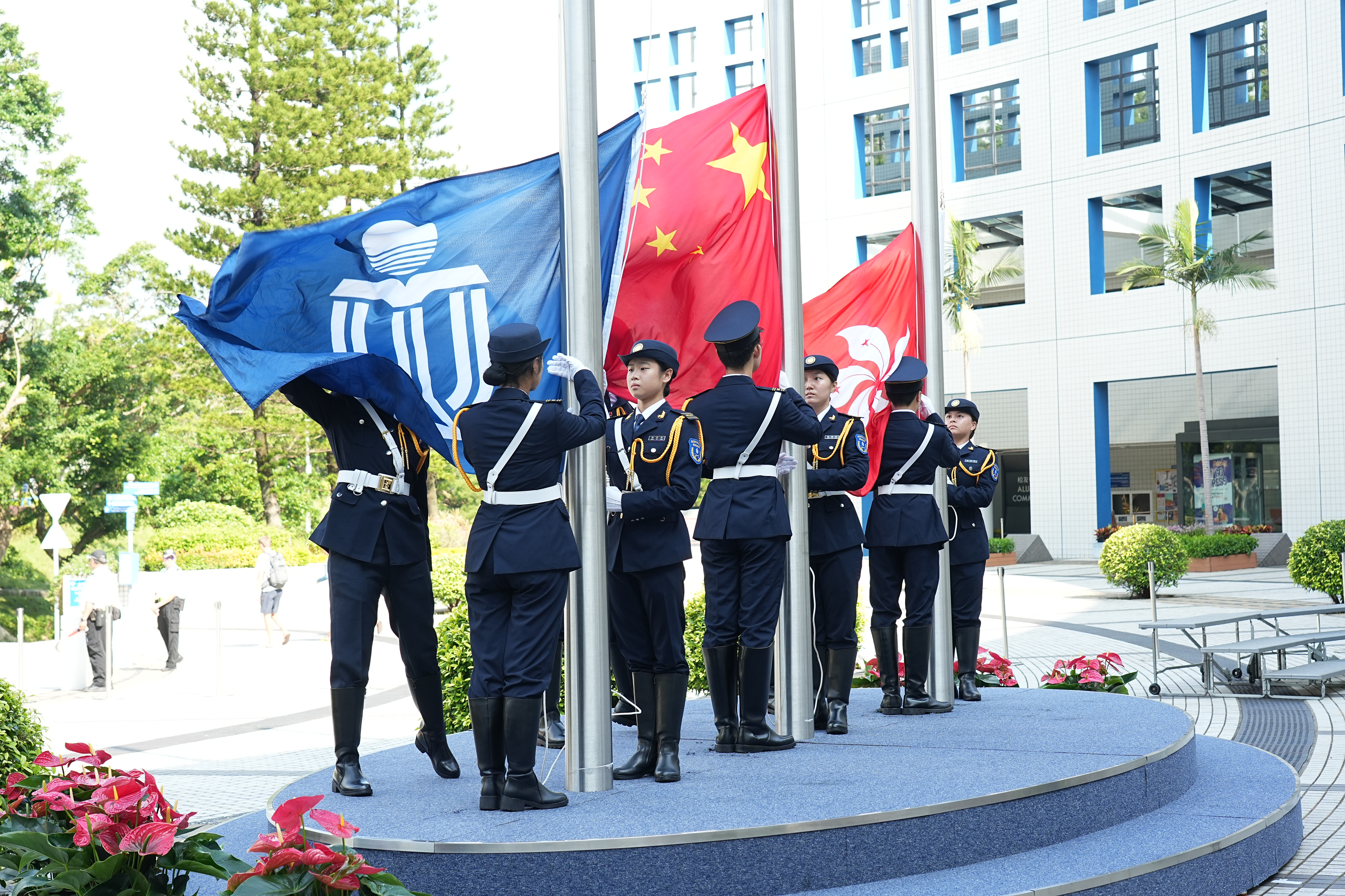 The flag-raising is conducted by the HKUST Flag Guard Team, comprising current students and alumni. The entire process is solemn and dignified, with team members demonstrating rigorous and professional discipline.