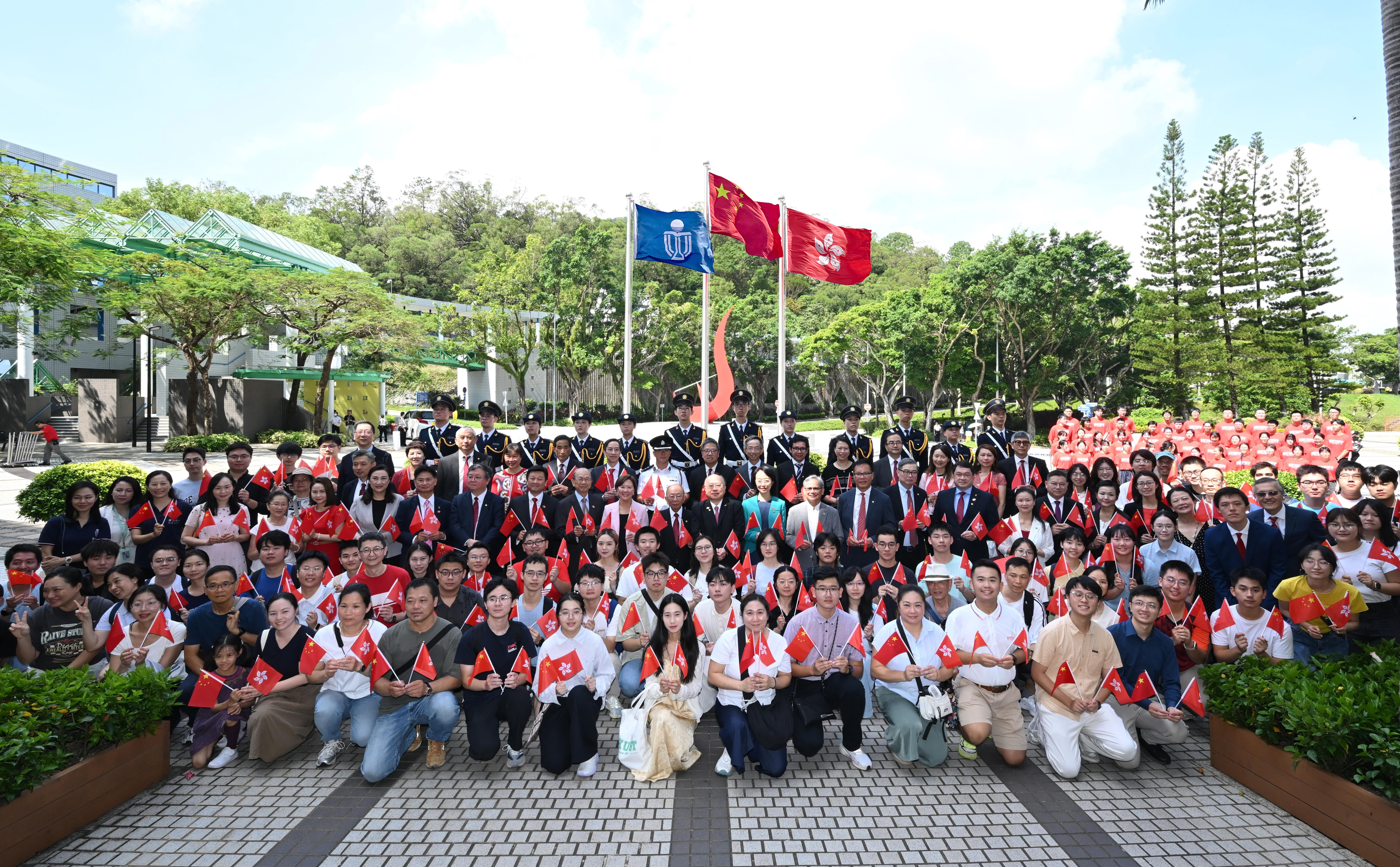 At the ceremony, the choir of the HKUST Mainland Students and Scholars Society, together with all the guests, faculty, and students, sings the HKUST anthem in unison. The lyrics in Mandarin, "The thoughts in our hearts, our love for family and country," perfectly encapsulate the sense of national pride and belonging of the HKUST community and exemplify the university's spirit.