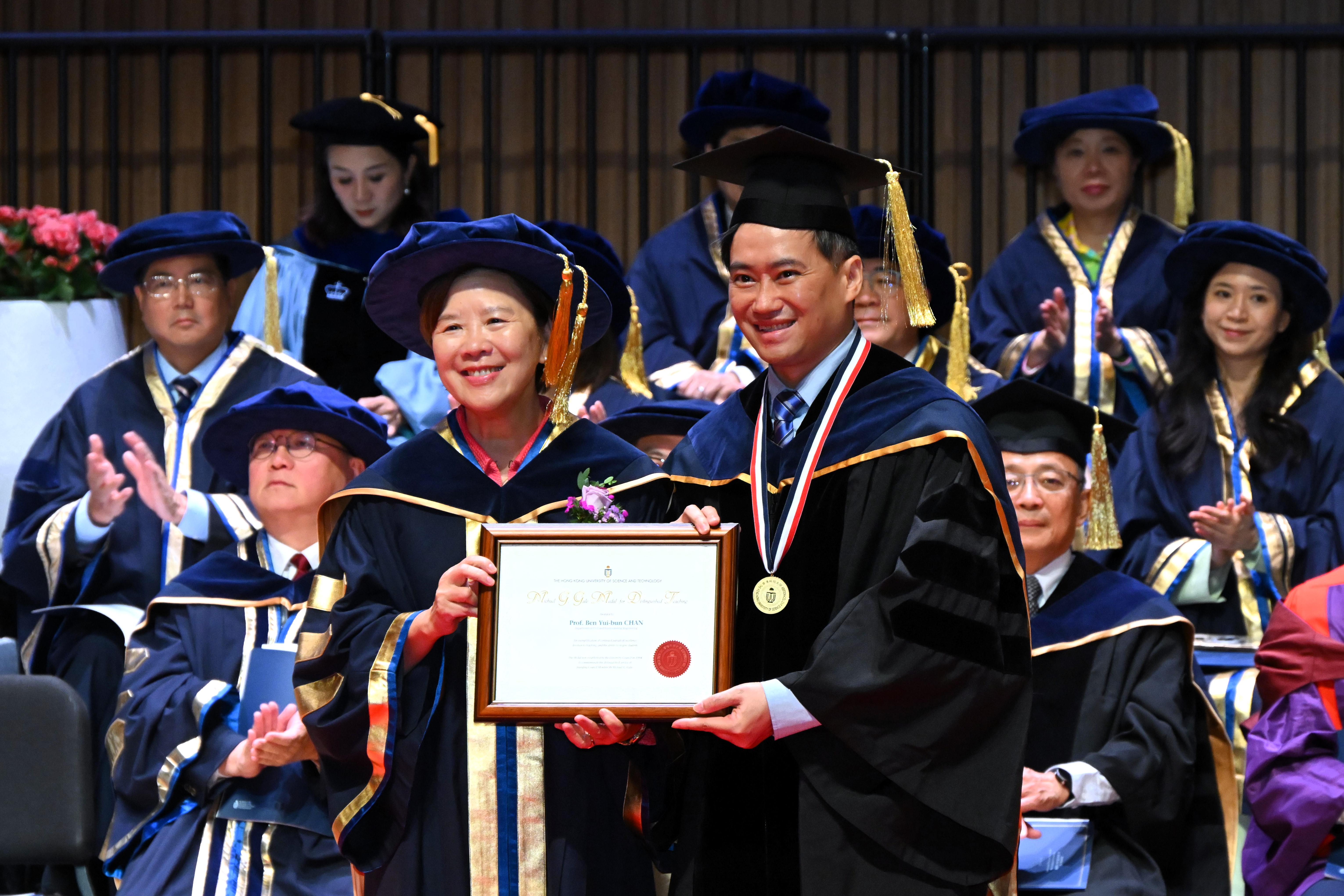 Prof. Nancy IP (left) presented the Michael G. Gale Medal for Distinguished Teaching to Prof. Ben CHAN Yui-Bun (right) from the Department of Civil and Environmental Engineering.