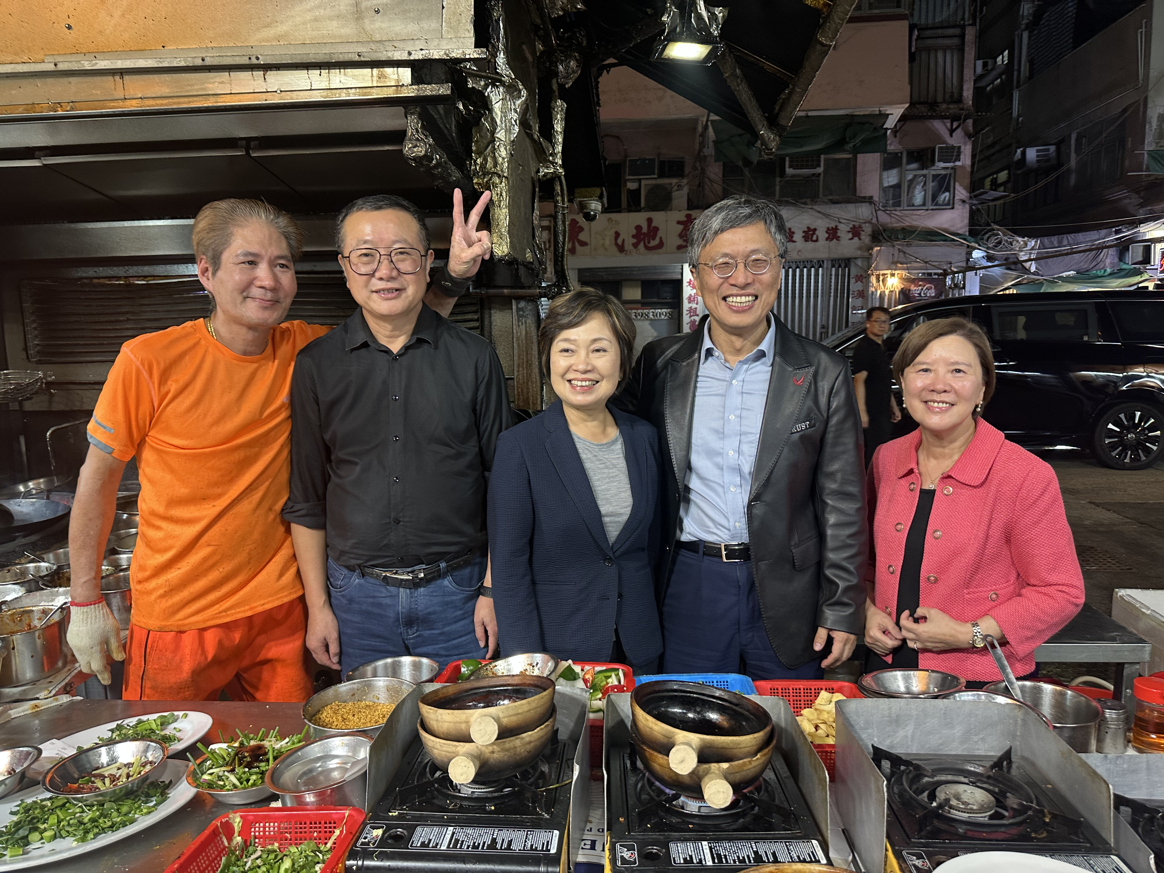 HKSAR Government Secretary for Education Dr. CHOI Yuk-Lin (centre), HKUST Council Chairman Prof. Harry SHUM (second right), President Prof. Nancy IP (first right), Honorary Doctor LIU Cixin (second left), and the chef of the dai pai dong posed for a group photo.