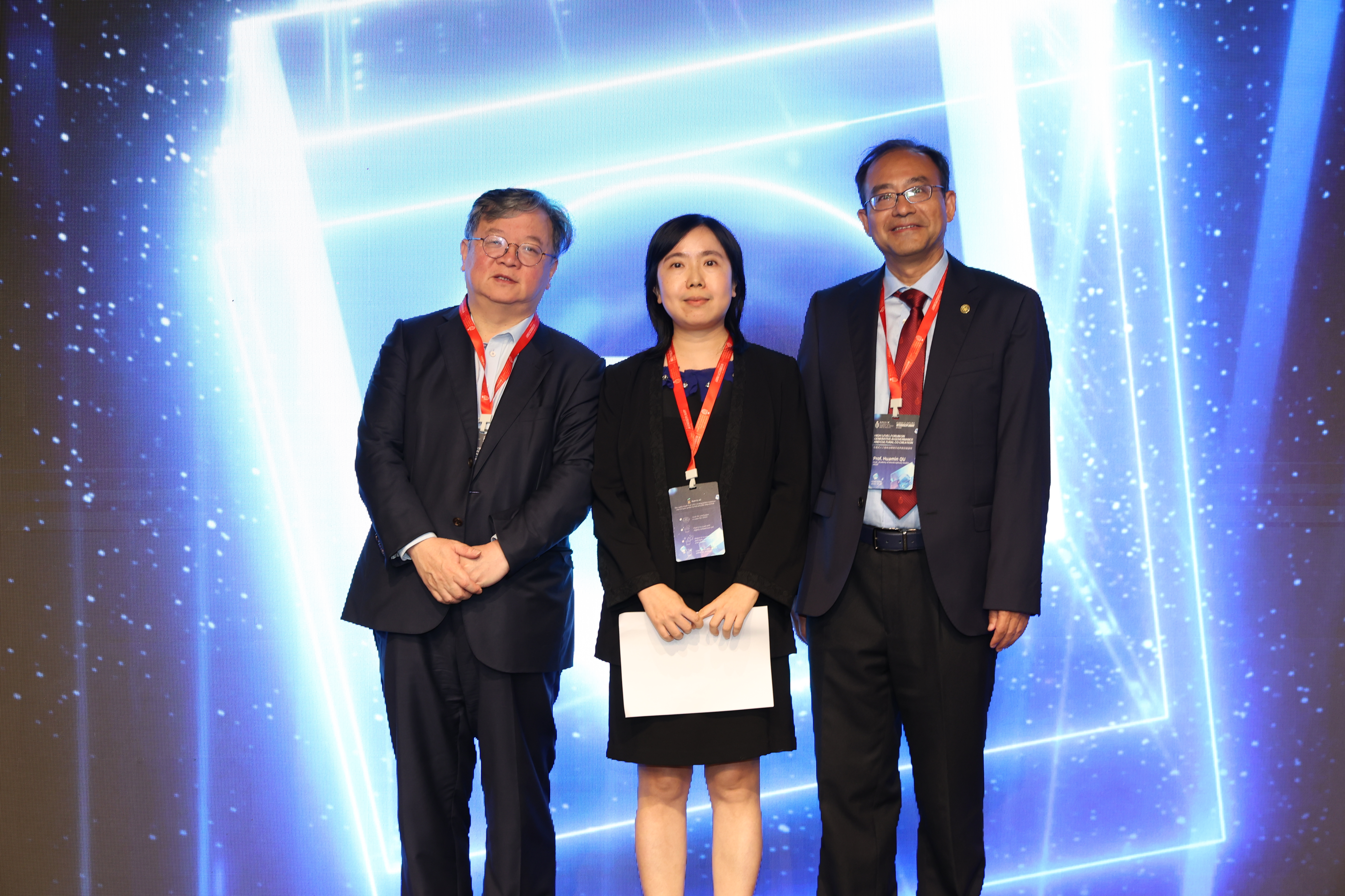 HKUST hosts the inauguration ceremony for the MIRC. The officiating guests include HKUST Provost and Chair Professor of Computer Science and Engineering (left) Prof. GUO Yike, Dean of AIS Prof. QU Huamin (right), and Director of MIRC Prof Céline SONG Yunya (center).