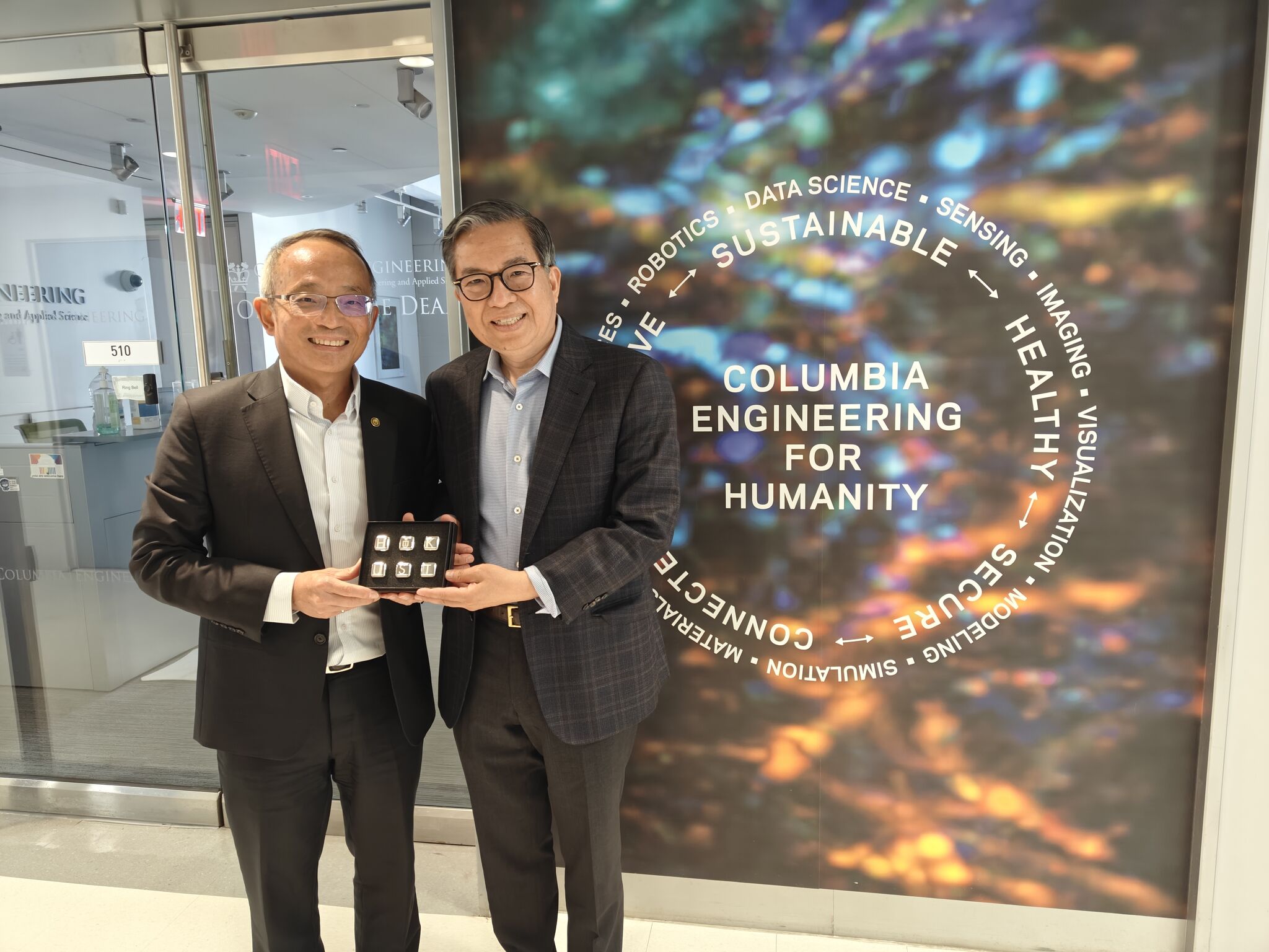 Vice-President for Research and Development Prof. Tim CHENG (left) presents a souvenir to the Dean of Columbia Engineering Prof. Shih-Fu CHANG (right).