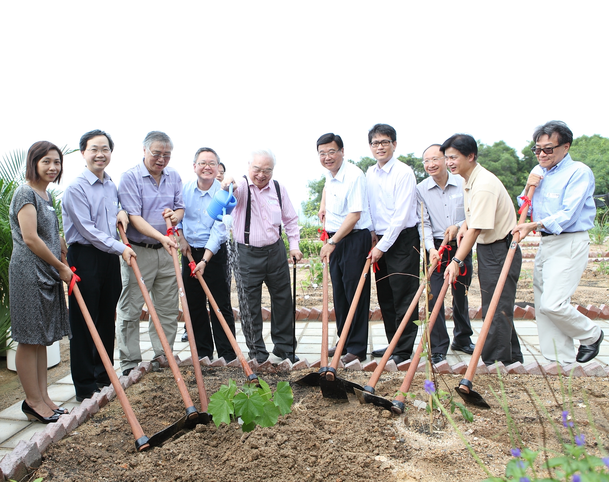 Guests from HKUST, government departments and community organizations planting a tree to signify the opening of the HKUST Eco-Park.
