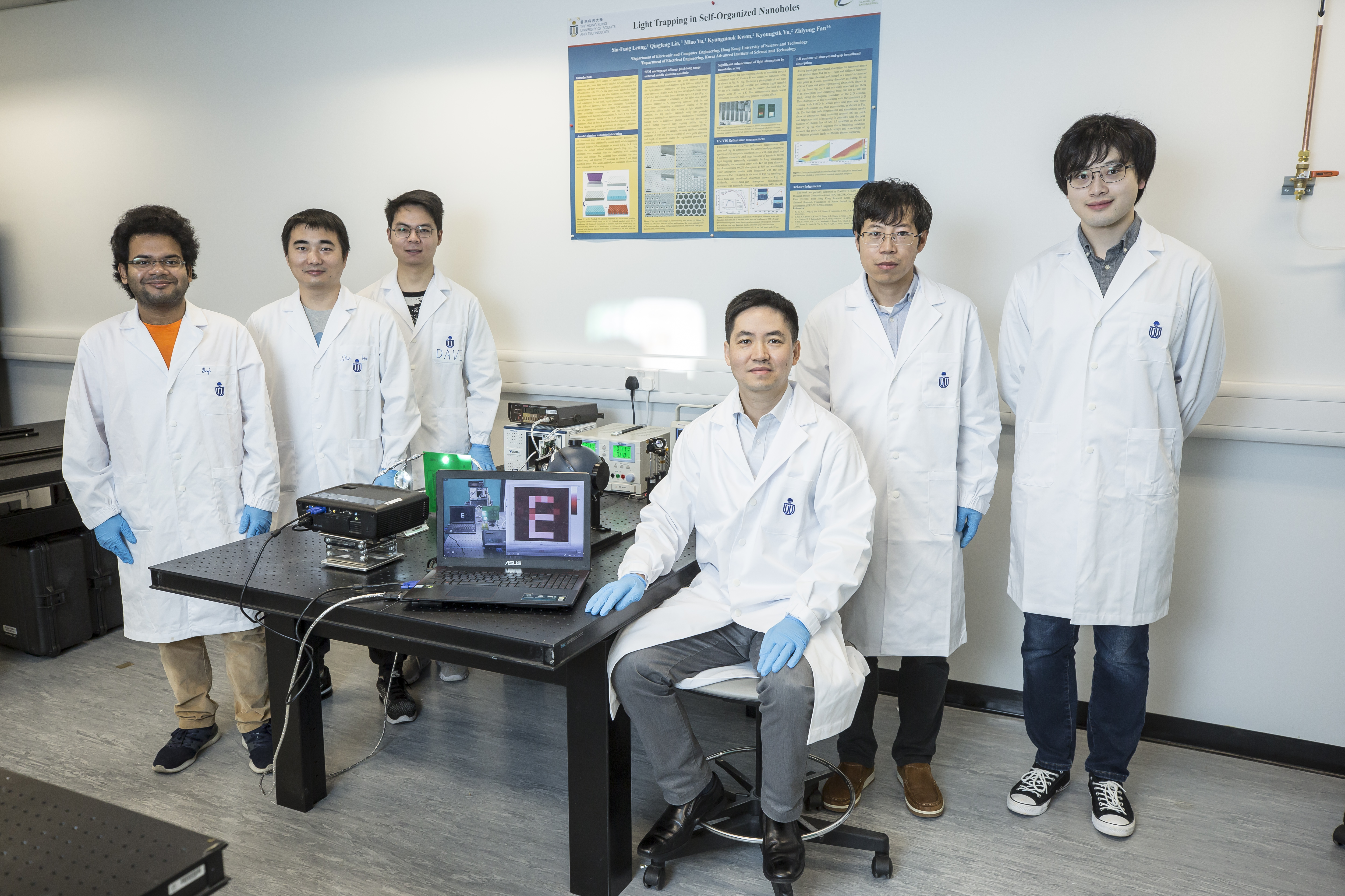Prof. FAN Zhiyong (third from right), Dr. GU Leilei (second from right) and the research team. (Stock photo)