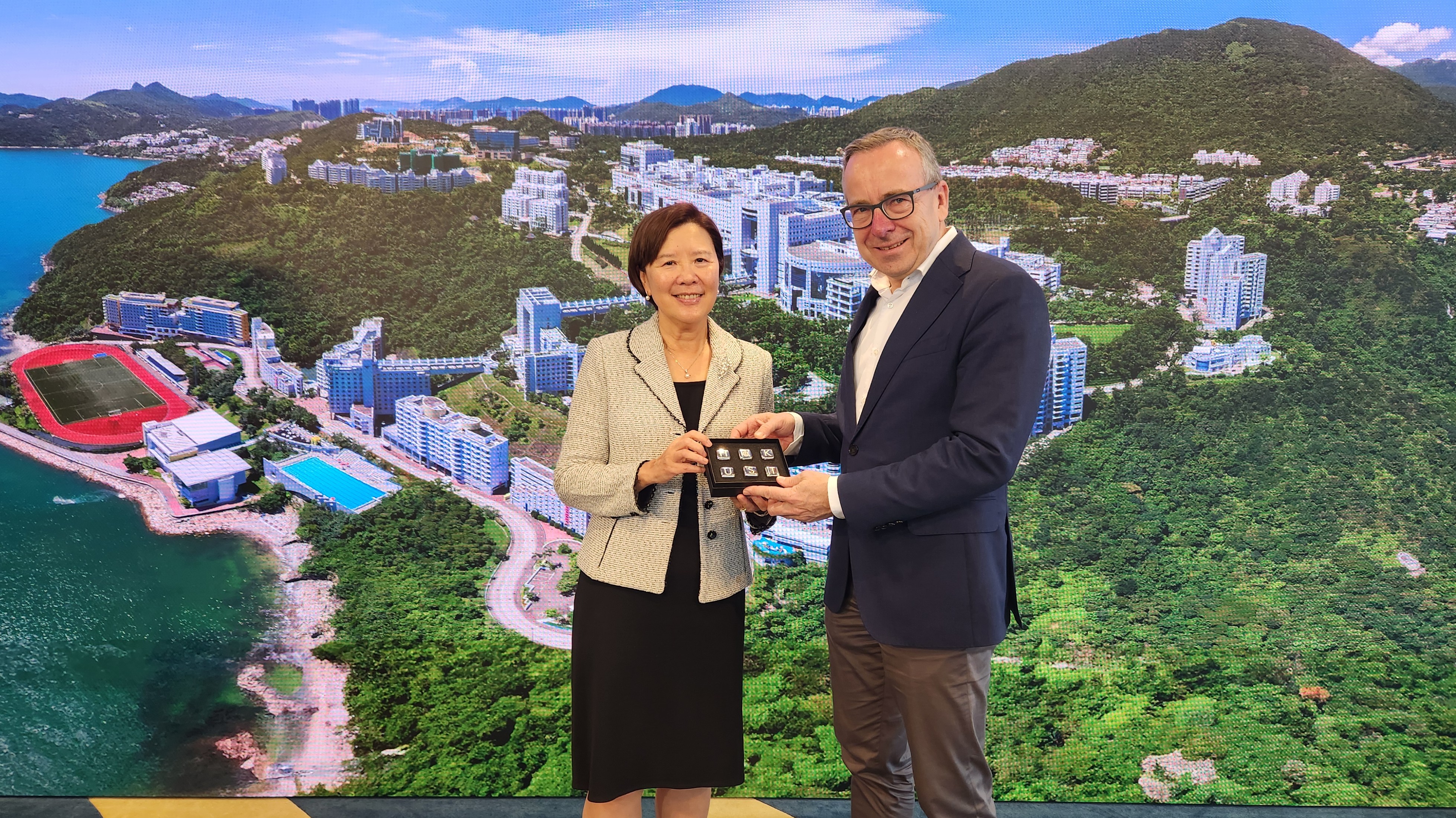 President Prof. Nancy IP (left) presents a souvenir to the Managing Director of Dieter Schwarz Foundation Prof. Dr. Gunther FRIEDL (right).