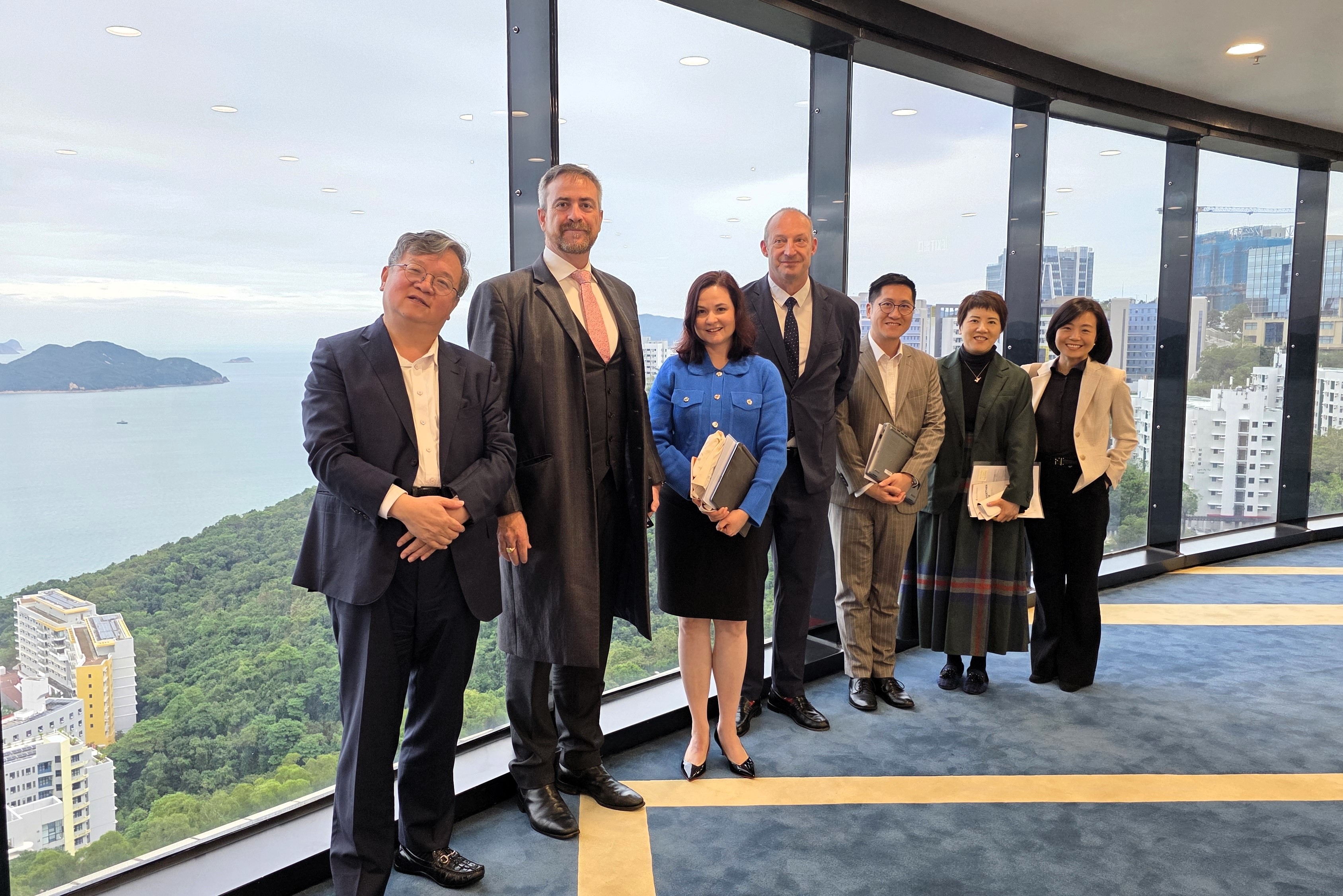 UNSW Sydney delegation visits the observatory deck of HKUST.
