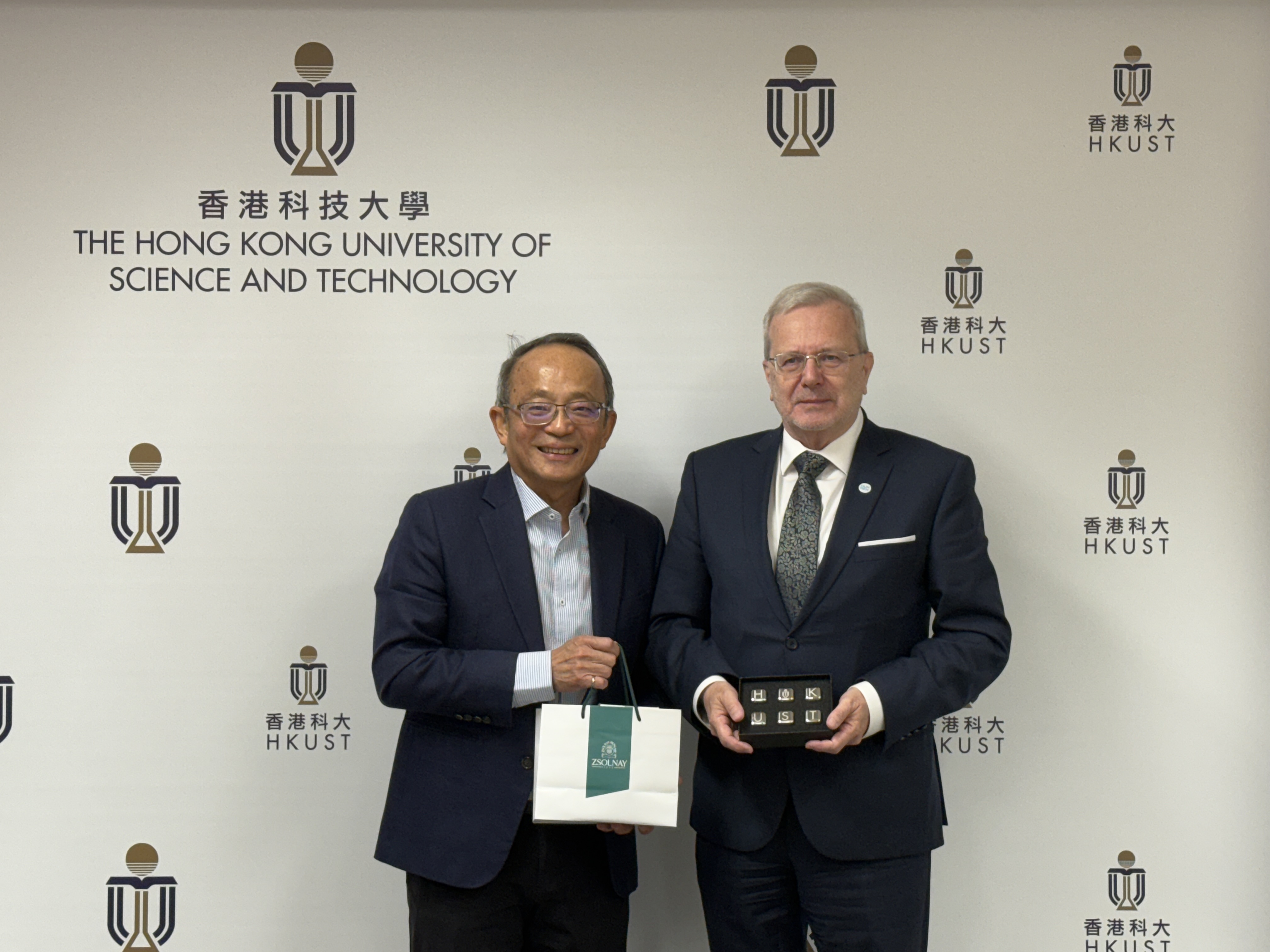 Vice-President Prof. Tim CHENG (left) presents a souvenir to the President of Hungarian Research Network Prof. Balázs GULYÁS (right).