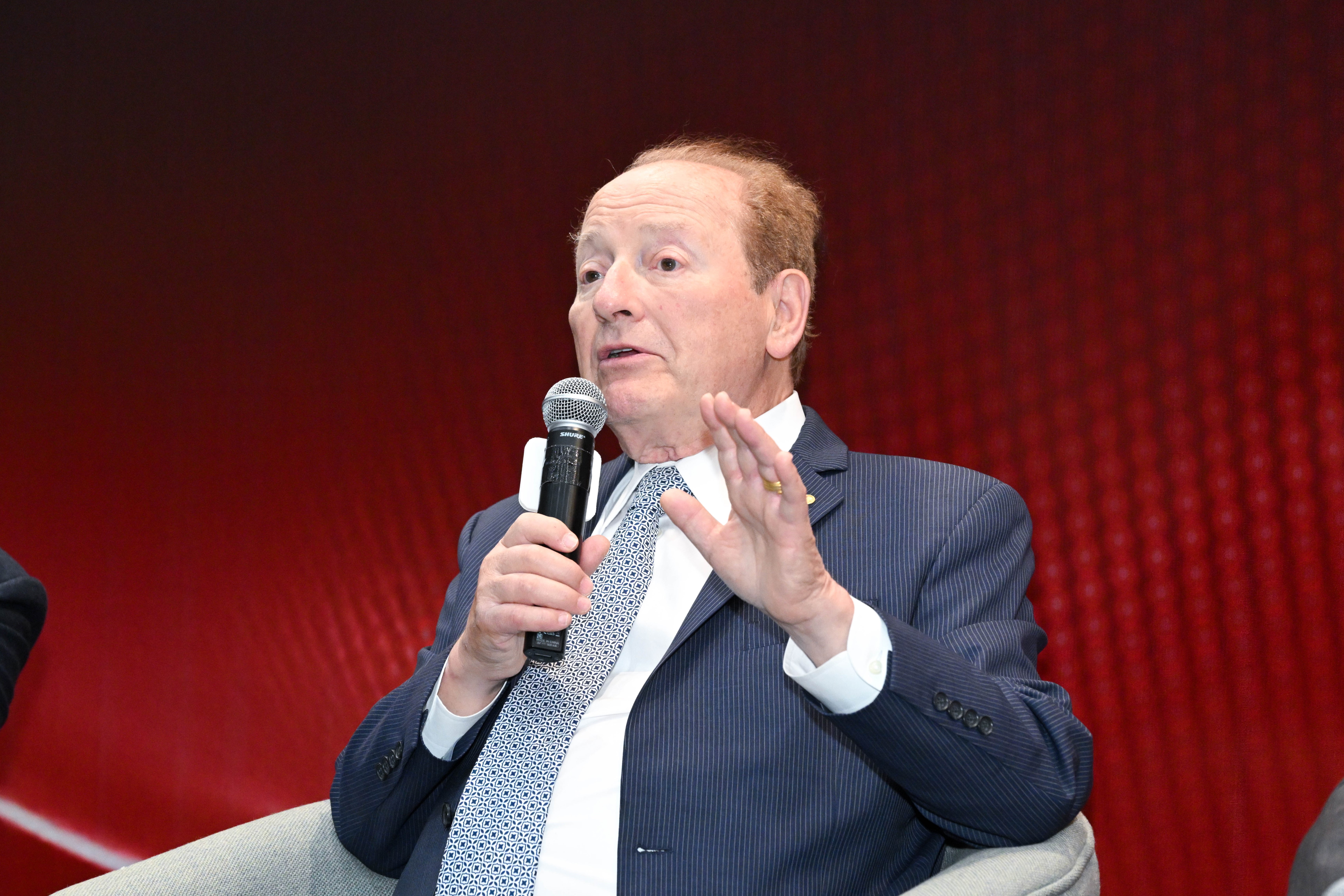 Prof. Merton inspires the audience with an analogy from the investment world: risk and return are inseparable—the greater the risk undertaken, the higher the potential return. 