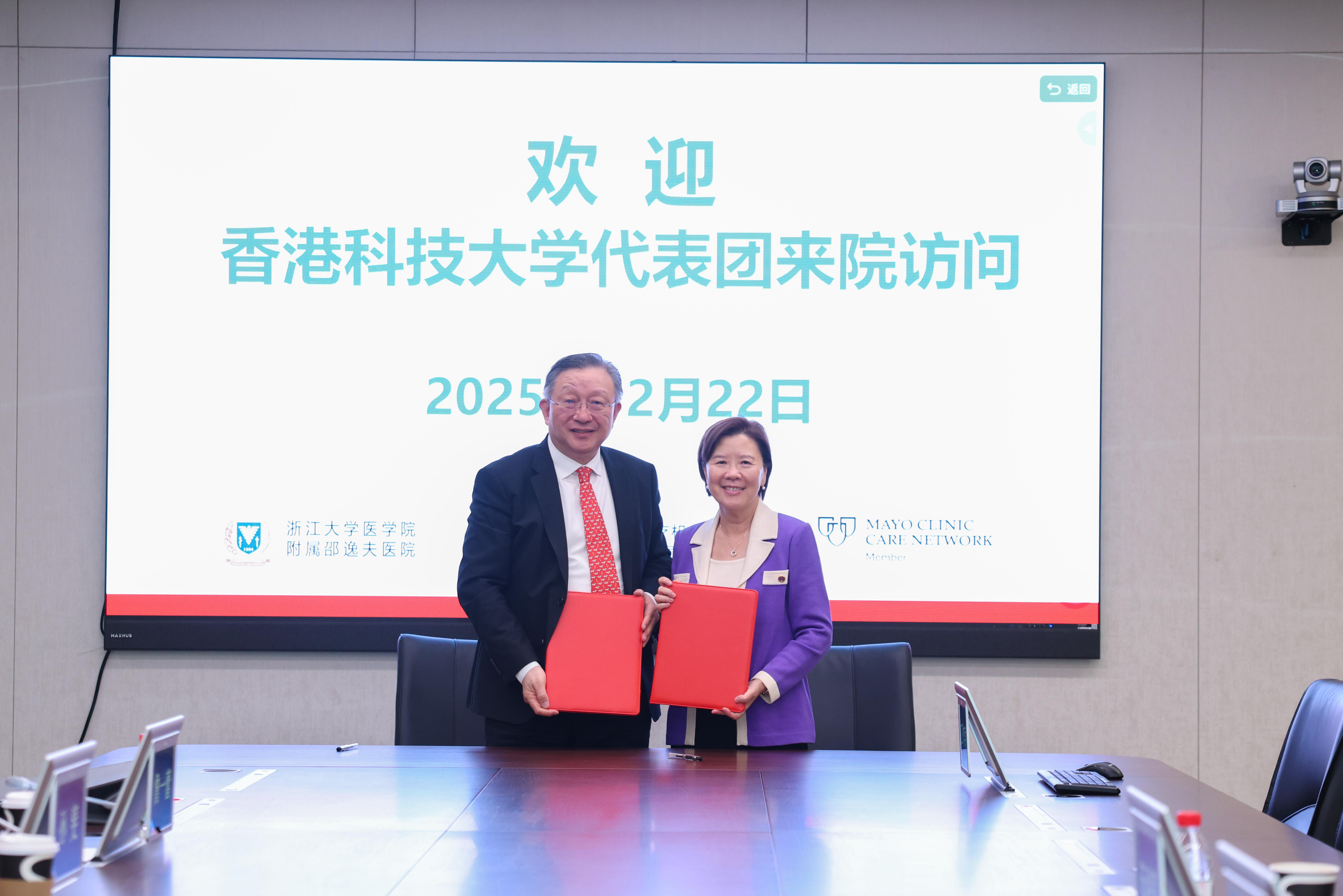 HKUST President Prof. Nancy IP (right), and Prof. CAI Xiujun, President of Sir Run Run Shaw Hospital of Zhejiang University School of Medicine (left), signed a strategic MoU.