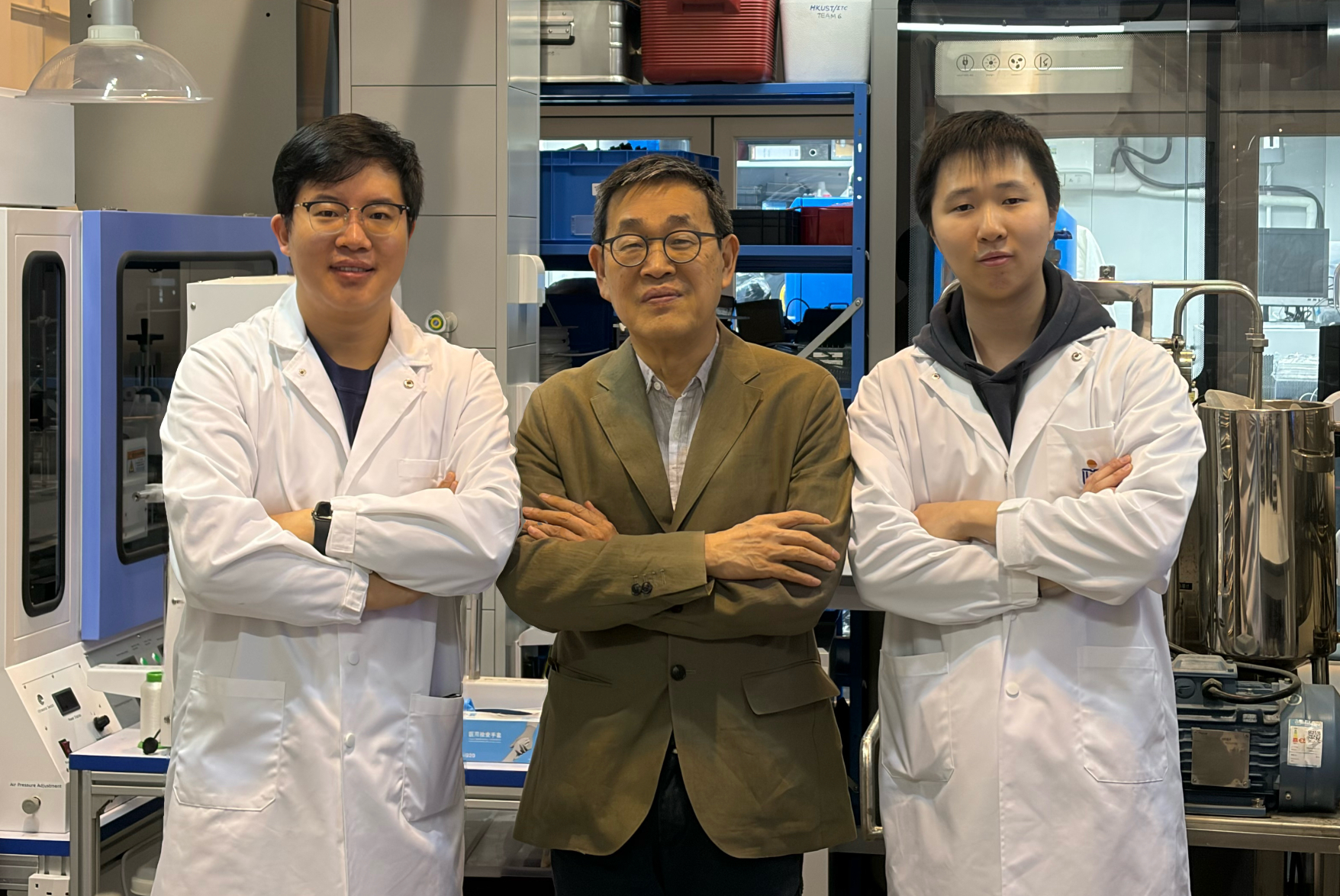 Prof. CHEN Guanghao (center), Chair Professor of the Department of Civil and Environmental Engineering, and his research group members in the same department, postdoctoral fellow Dr. GUO Hongxiao (left) and PhD student Mr. LUO Yu (right).