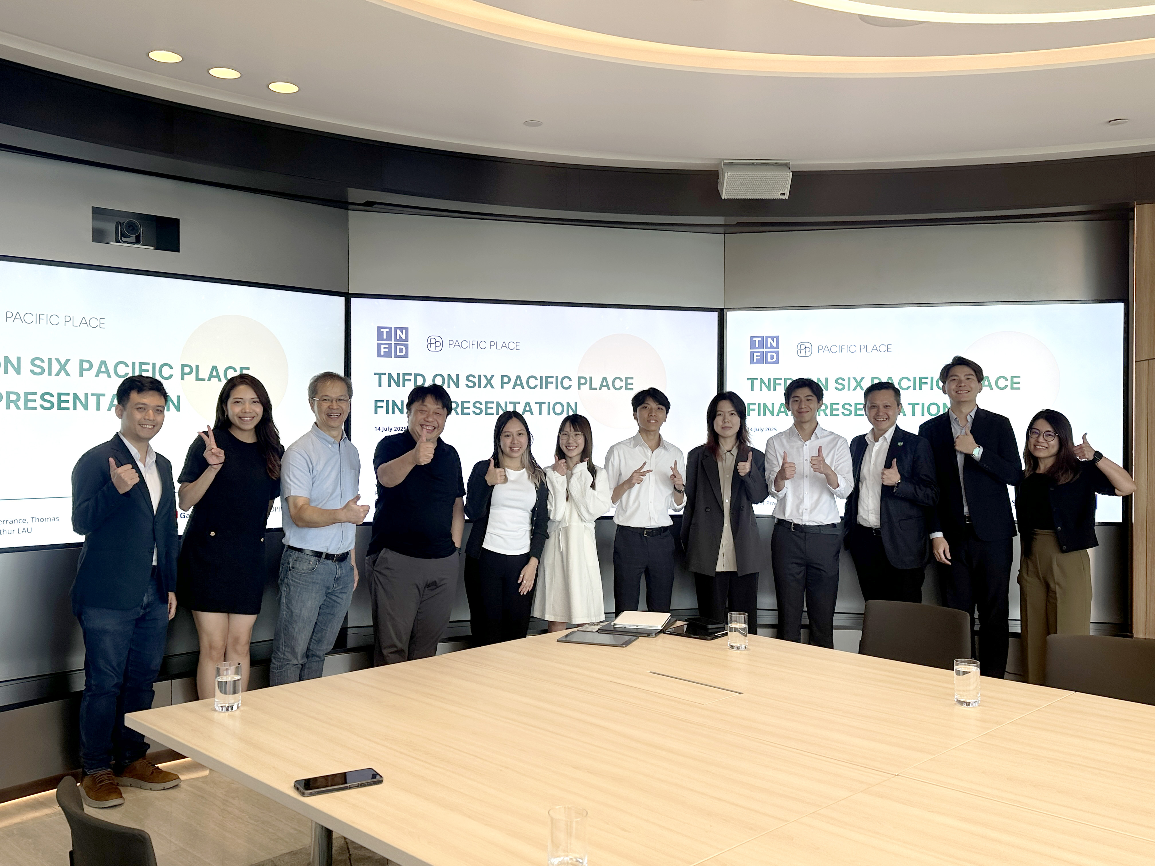 汇报会上，EVMT学生与来自金门建筑及太古地产的专家交流，分享研习成果。（图左至右）科大环境及可持续发展学部助理教授陈晋登教授、金门建筑集团助理可持续发展经理郑宜琪女士、科大跨学科学院副院长兼环境及可持续发展学部教授刘培生教授、金门建筑集团可持续发展经理谢志轩先生、EVMT 四年级生刘芷淇、卢卓岭及陈炜豪、EVMT 2025年毕业生温昕言及毕业生邓明睿、太古地产可持续发展总监何浩贤先生、助理可持续发展经理丘梓成先生，以及可持续发展经理柳淑淇女士。 