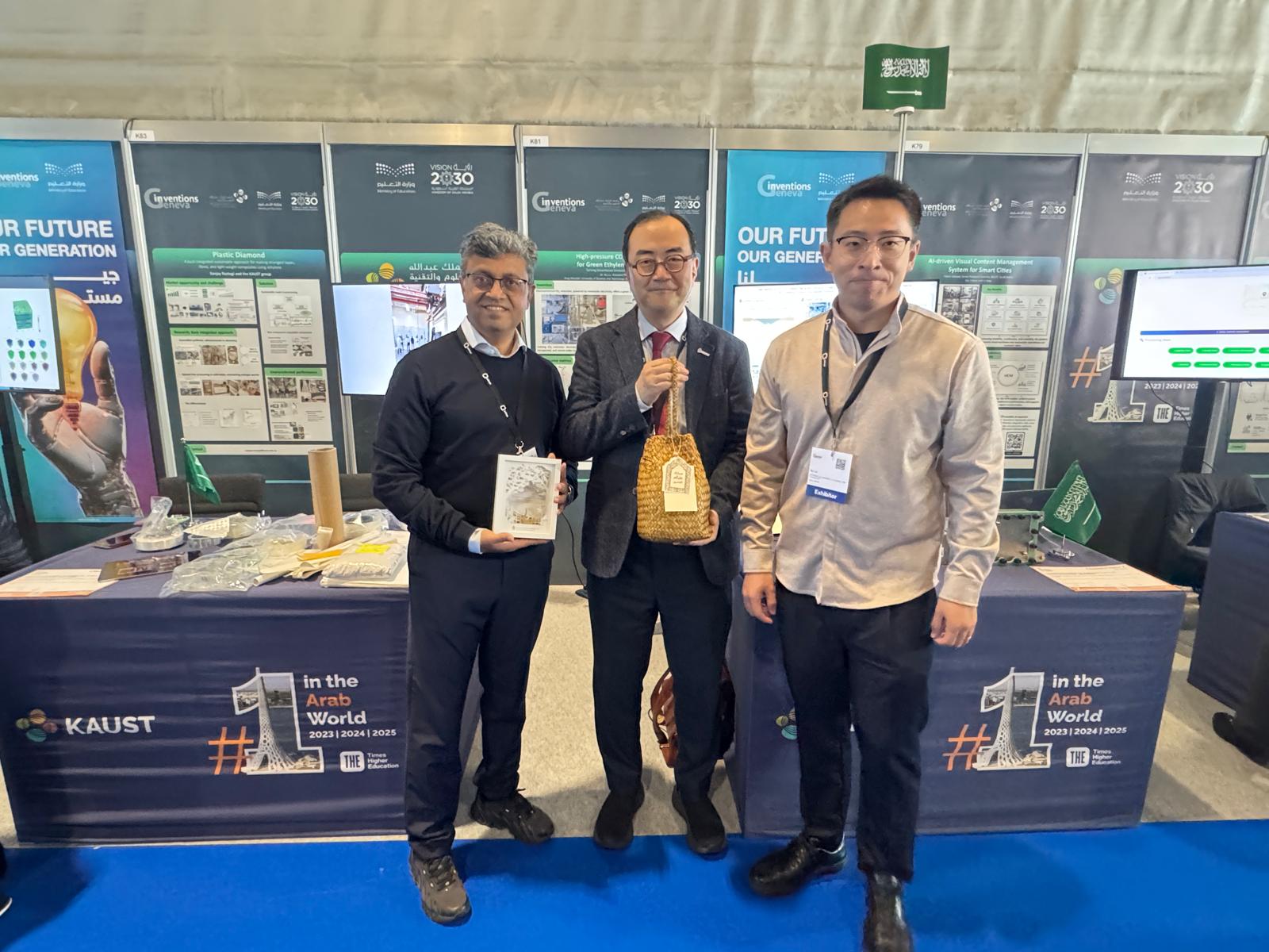 During the exhibition, the HKUST delegation also actively engages with representatives from international research institutions, sharing the University’s latest research achievements and exploring collaboration opportunities in technology transfer, joint innovation, and talent development. Dr. KIM Shin-Cheul (centre), Associate Vice-President for Research and Development (Knowledge Transfer) engages with representatives from international research institutions. 