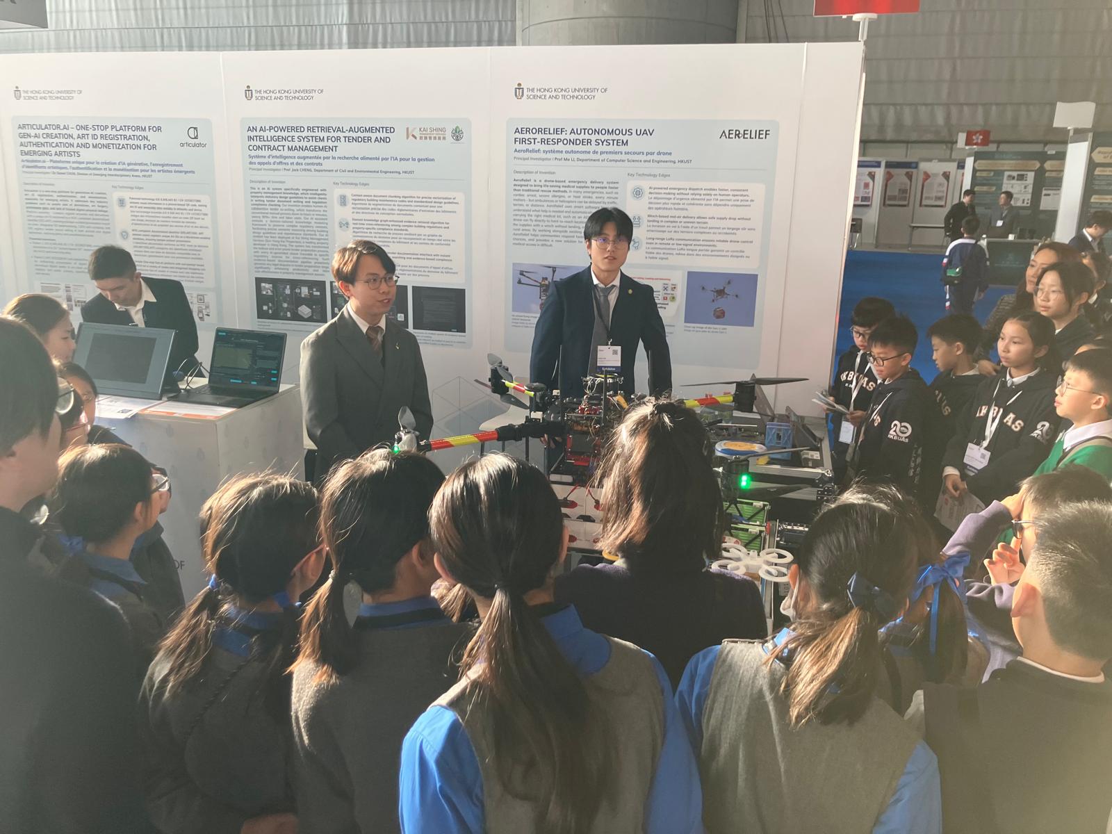 Groups of primary school students from Hong Kong visit the booth, where HKUST members conduct live demonstrations and explanations, allowing young learners to experience cutting edge technologies first hand and nurturing their interest in innovation through interactive activities.