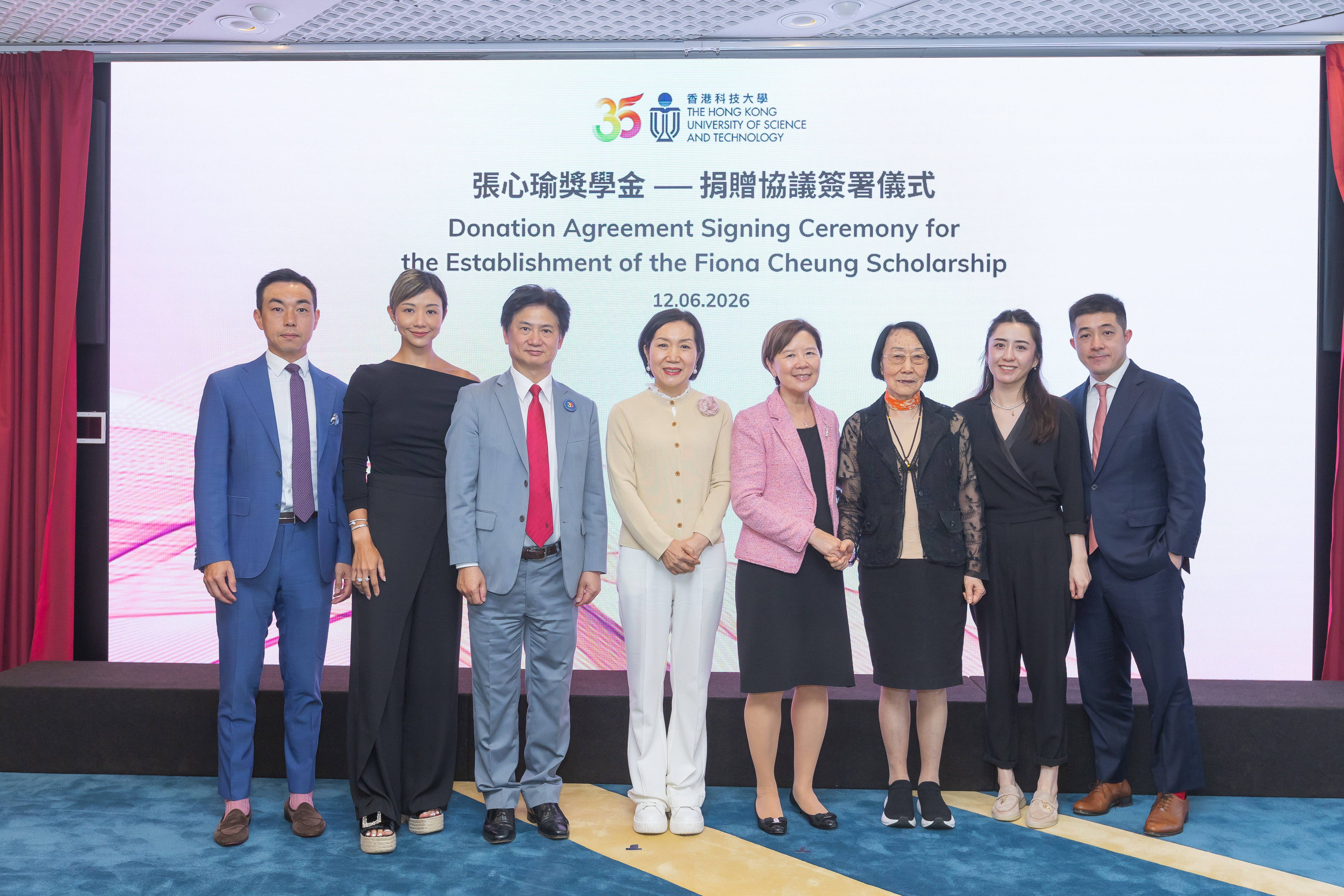 Guests attended the signing ceremony included Ms. Fiona Cheung, Chairman of Forest Zone Limited (fourth right); Prof. Nancy Ip, HKUST President (fourth left); Prof. Charles Ng Wang-Wai, Vice-President for Institutional Advancement (third left); and Ms Cheung’s family.